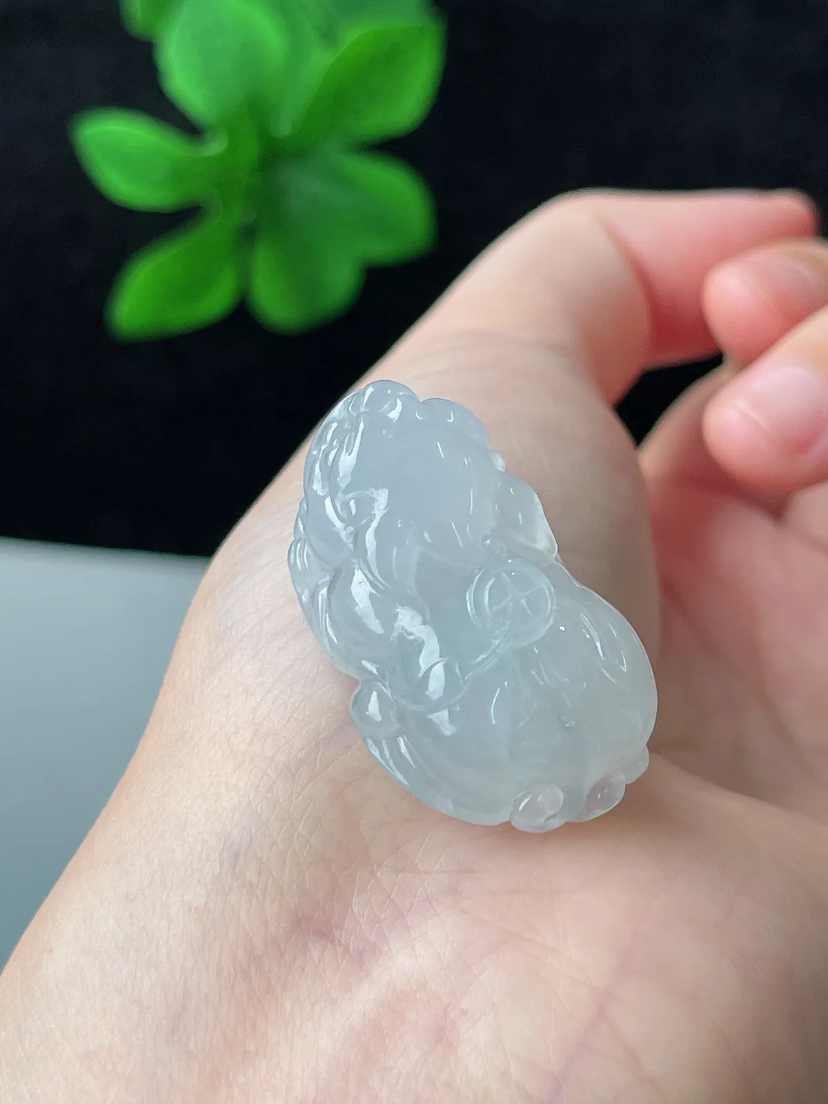 翡翠冰糯种白色貔貅吊坠