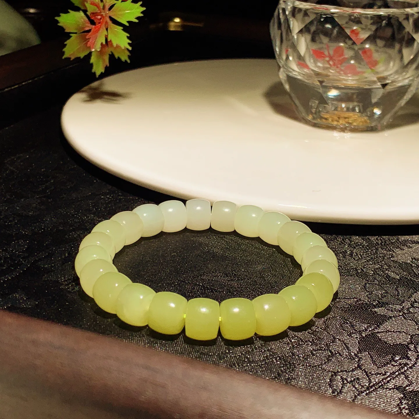 和田玉黄口料直切老型珠手串。单颗尺寸8/10！玉质细腻油润。手推出油。佩戴高端典雅。lt251110