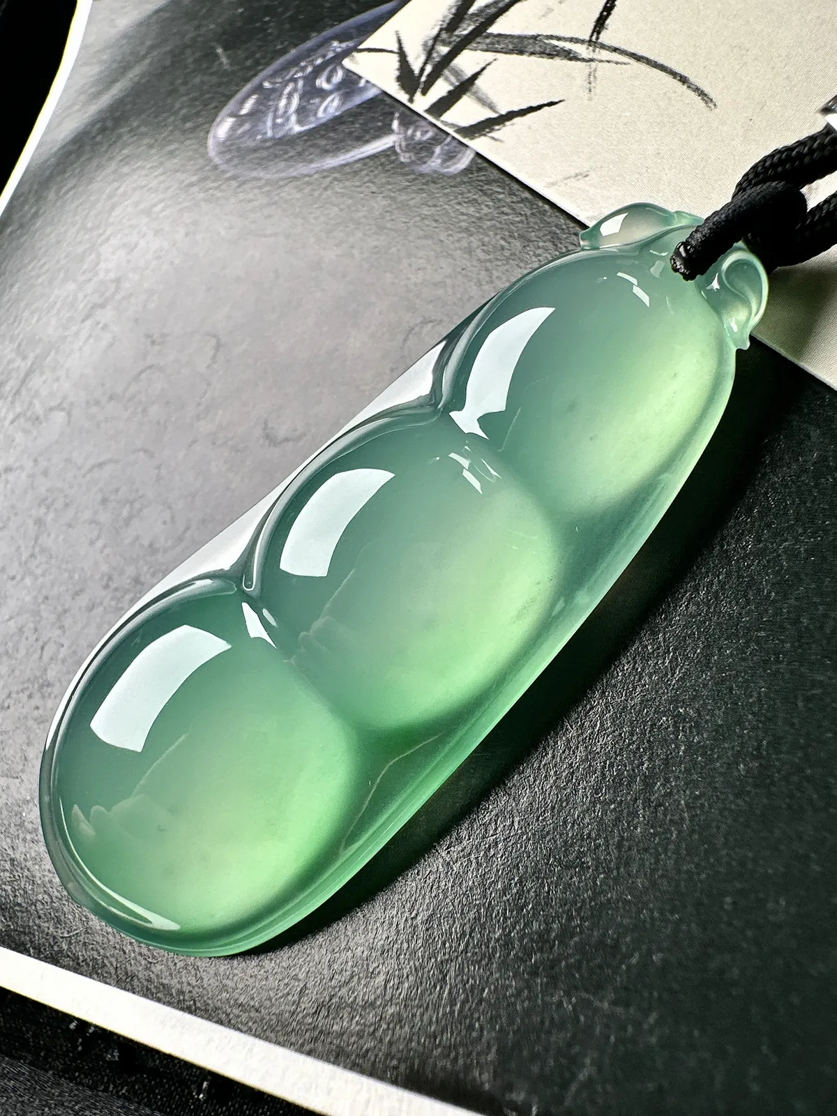 【冰种巨无霸福豆吊坠】飘一抹绿，起钢光，种地上乘，冰感十足，通透起光，饱满圆润，收藏品质