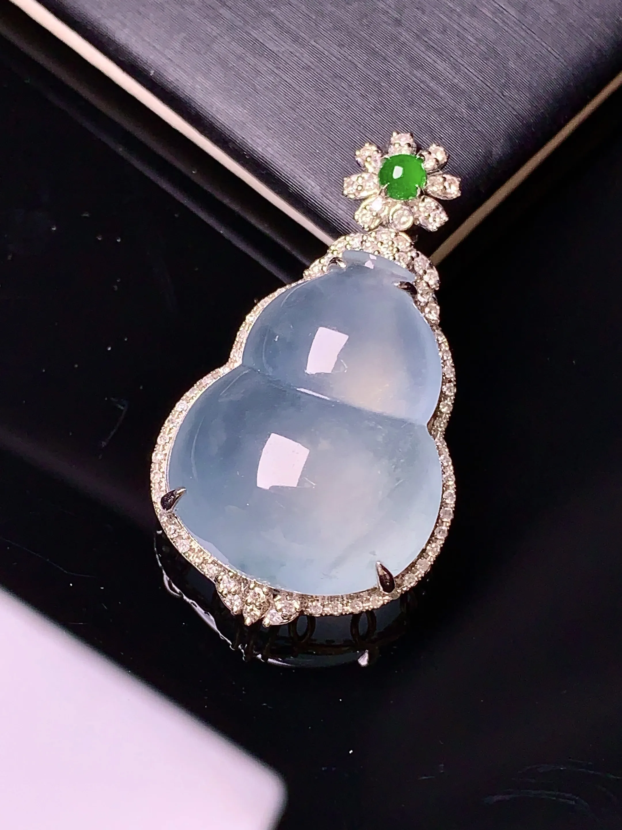 18k金钻镶嵌冰种葫芦吊坠 玉质细腻 色泽清新艳丽 整体尺寸33*18.7*10