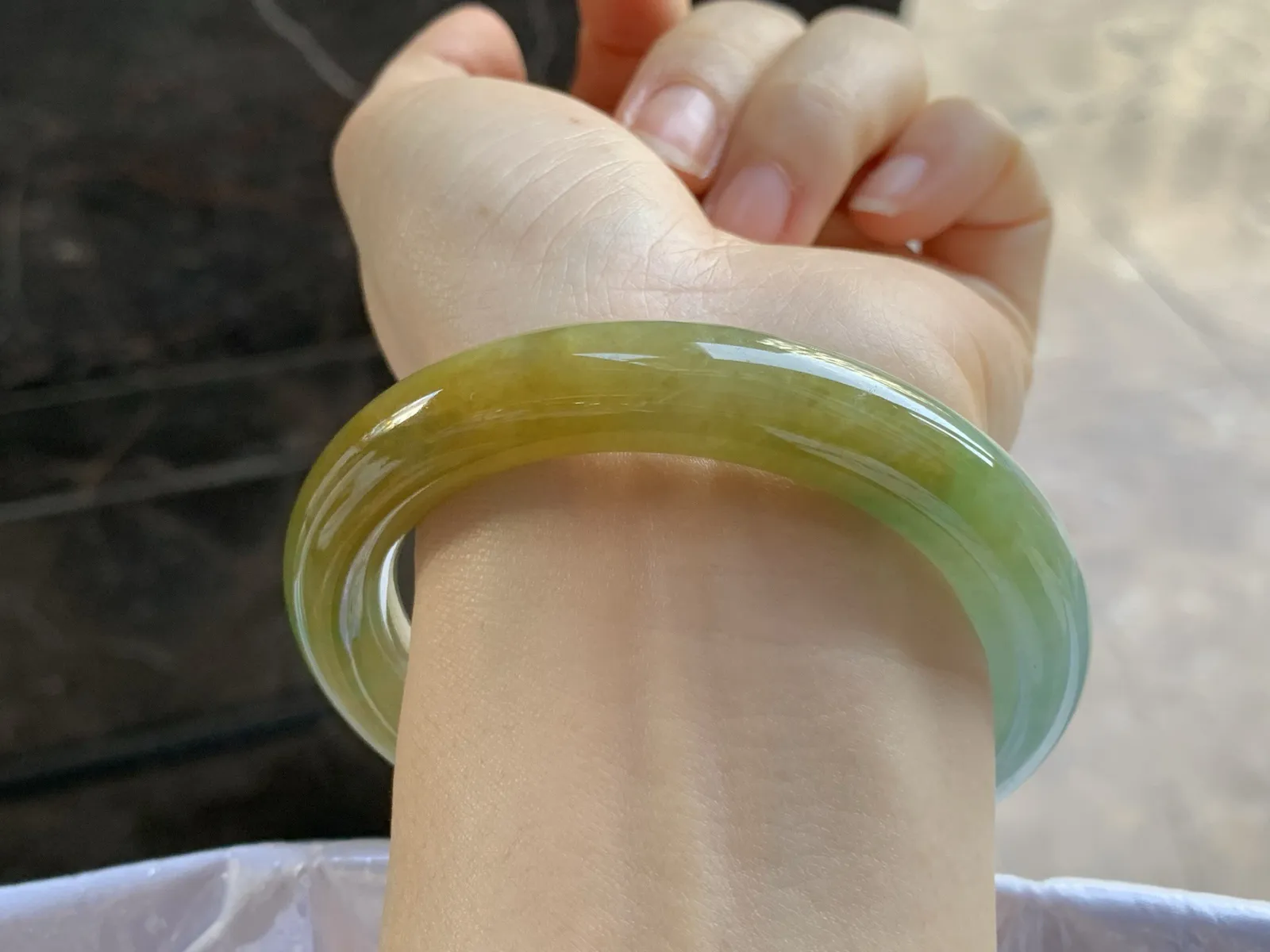 55.5-11

黄翡圆条手镯^_^
肉质细腻有种水～颜色漂亮 上手好看