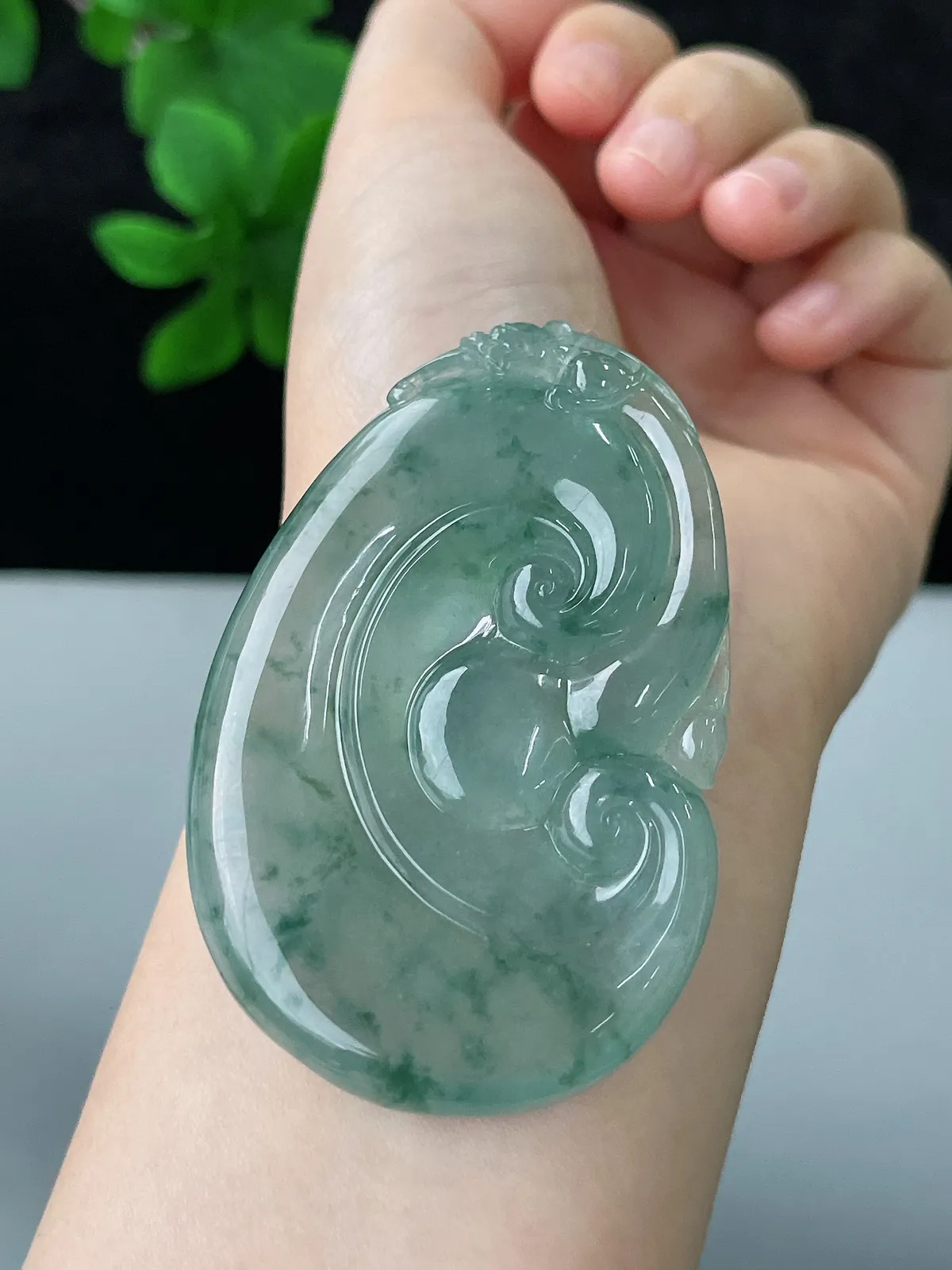 翡翠冰糯种飘花绿色大如意