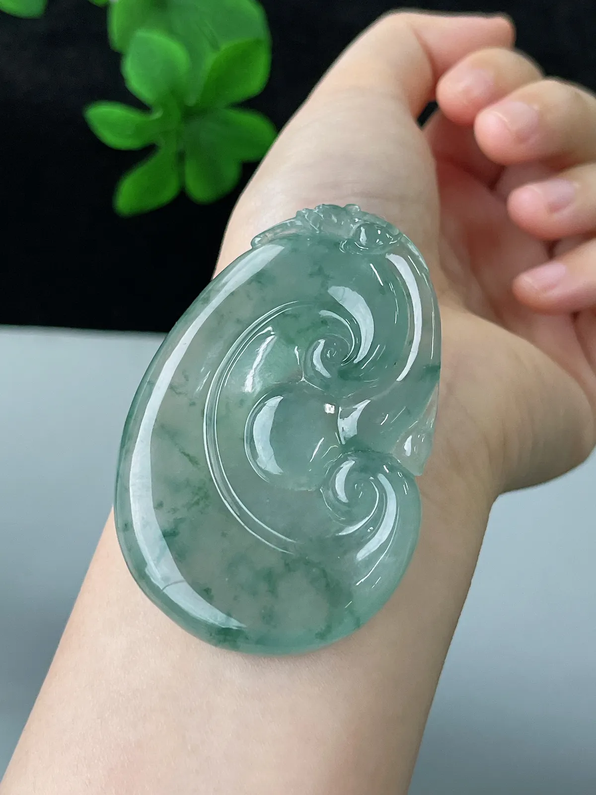 翡翠冰糯种飘花绿色大如意