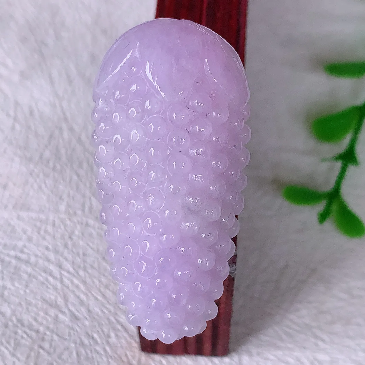 自然光实拍，多子多福葡萄紫罗兰翡翠吊坠，种老水足，雕工精湛 ，寓意美好，佩戴时尚出众！#57.10