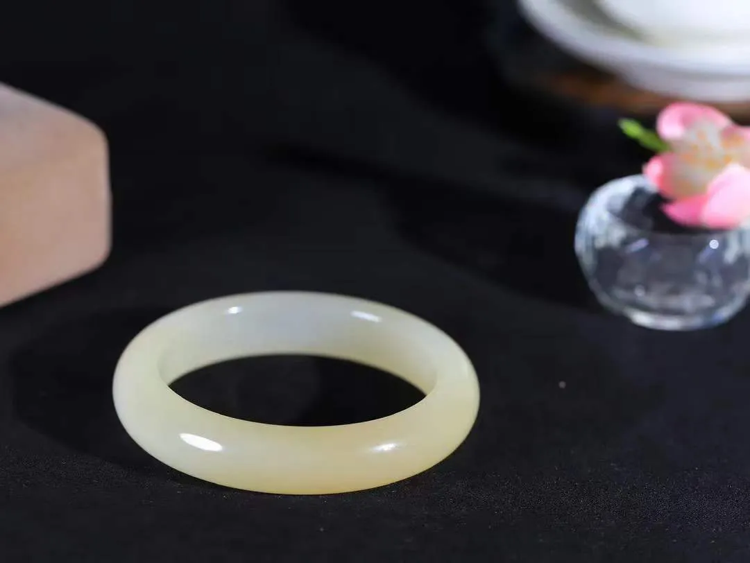 （一见钟情.手镯）

精品️和田玉糖白玉手镯，玉质温和莹润，精光内蕴，手感舒适。整器简约，打磨光