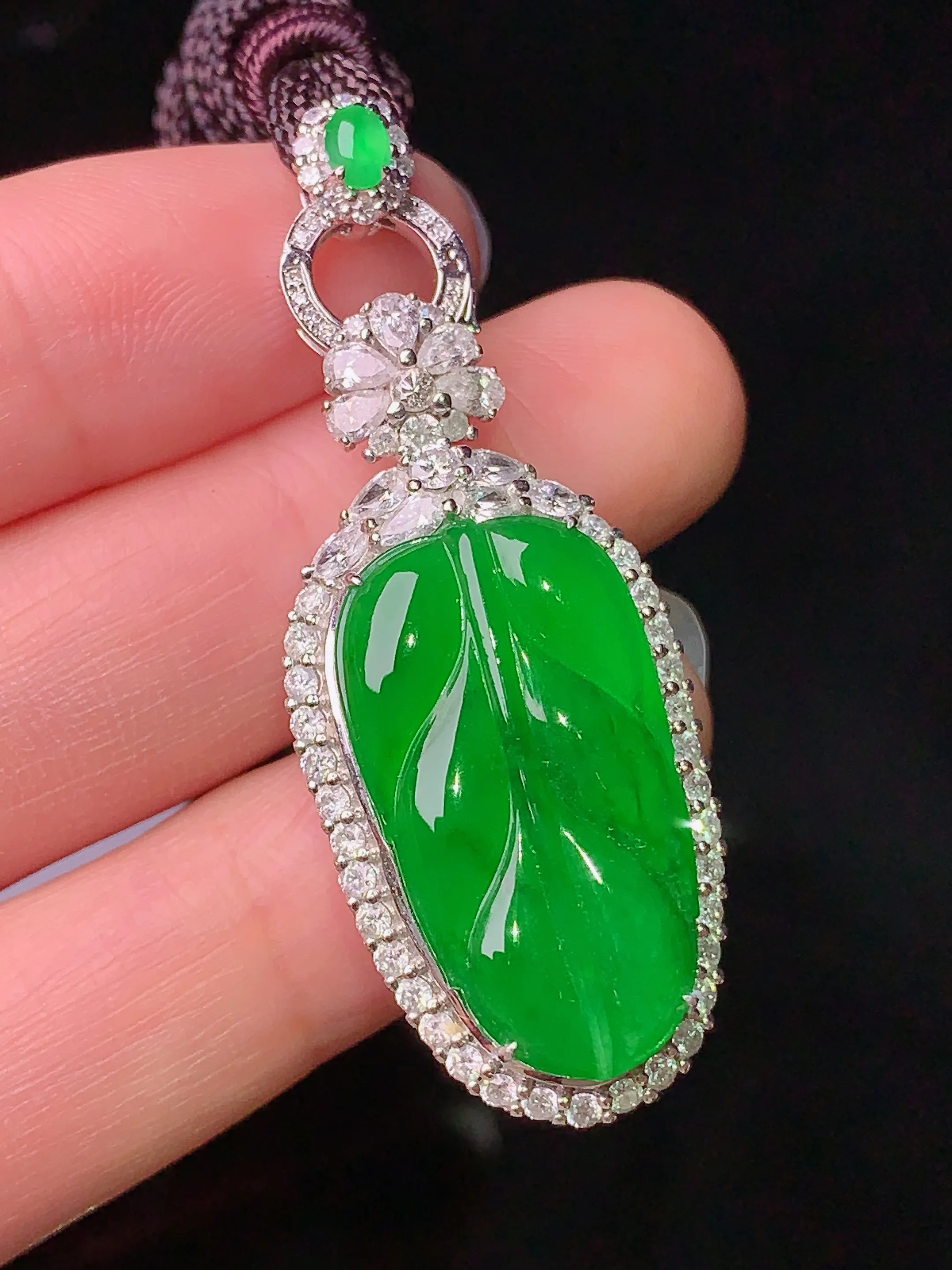 18k金钻镶嵌满绿树叶吊坠 玉质细腻 色泽清新艳丽 整体尺寸37.2*17.8*10