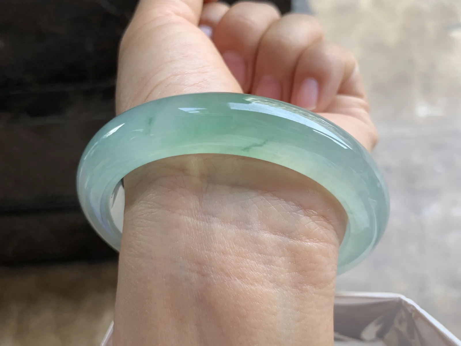 60.5-13.2-9.2mm
冰种晴水飘花手镯 冰透莹润 清新