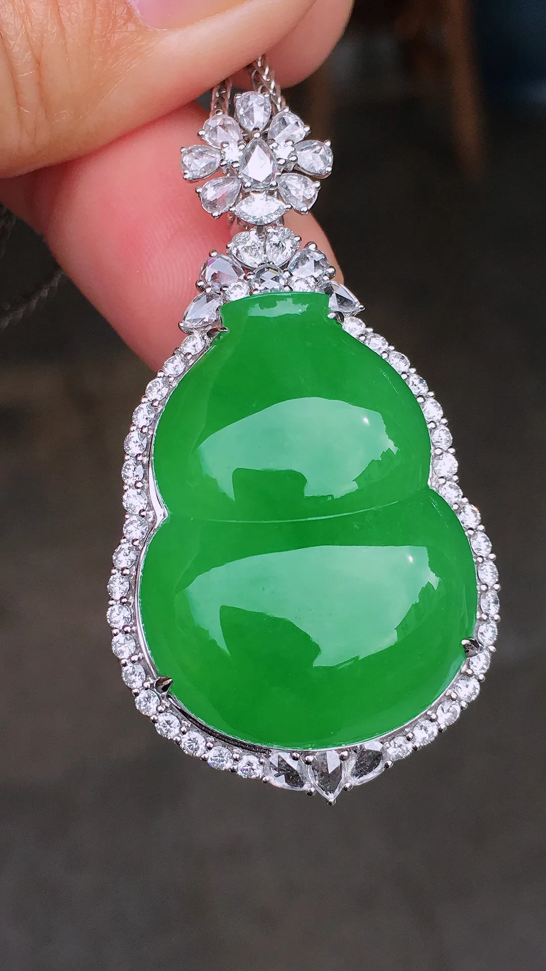 阳绿大葫芦吊坠，色泽均匀艳丽，玉质细腻，荧光感超
强，饱满圆润，尽显优雅气质，18k
金豪华镶嵌