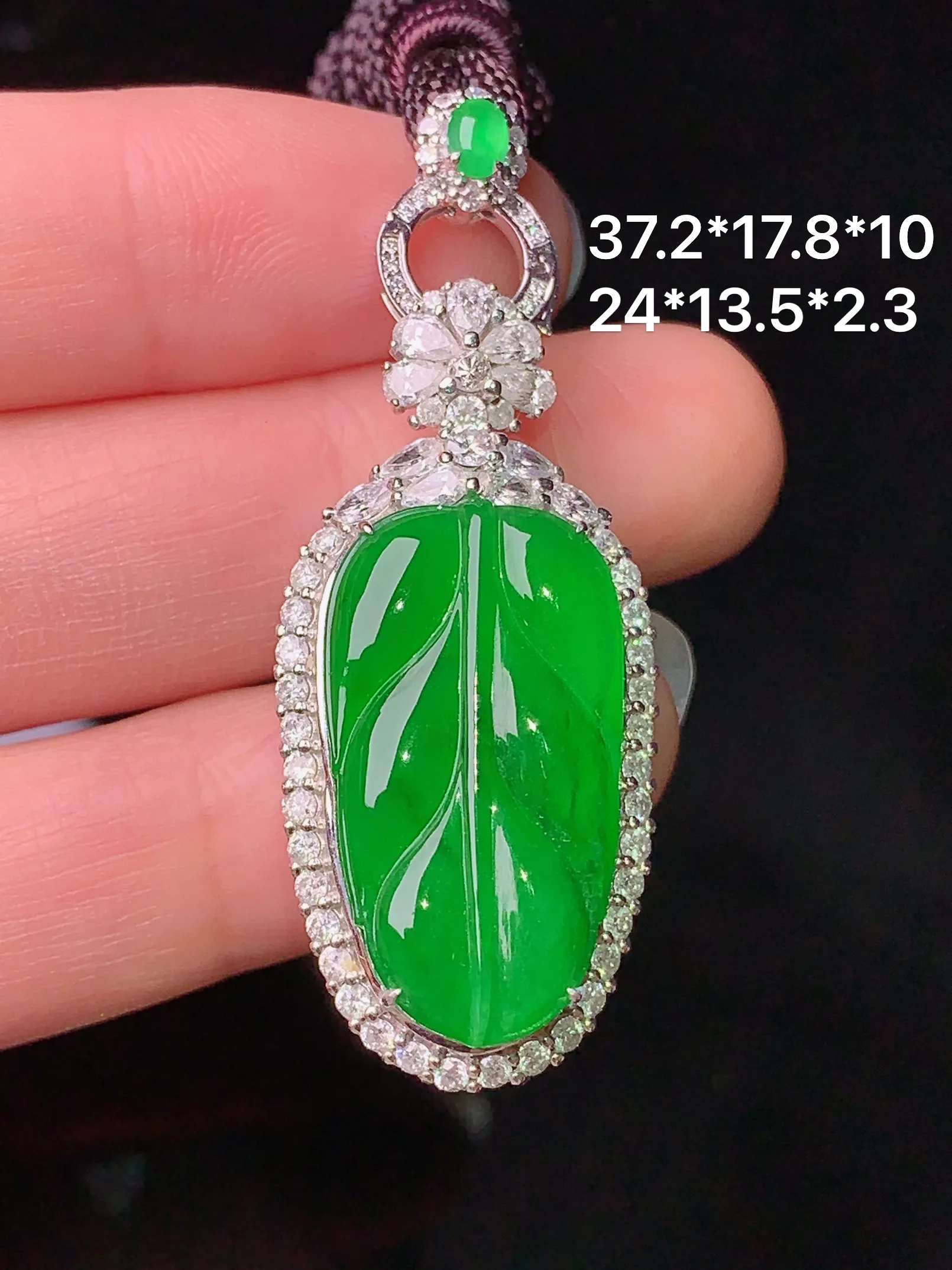 18k金钻镶嵌满绿树叶吊坠 玉质细腻 色泽清新艳丽 整体尺寸37.2*17.8*10