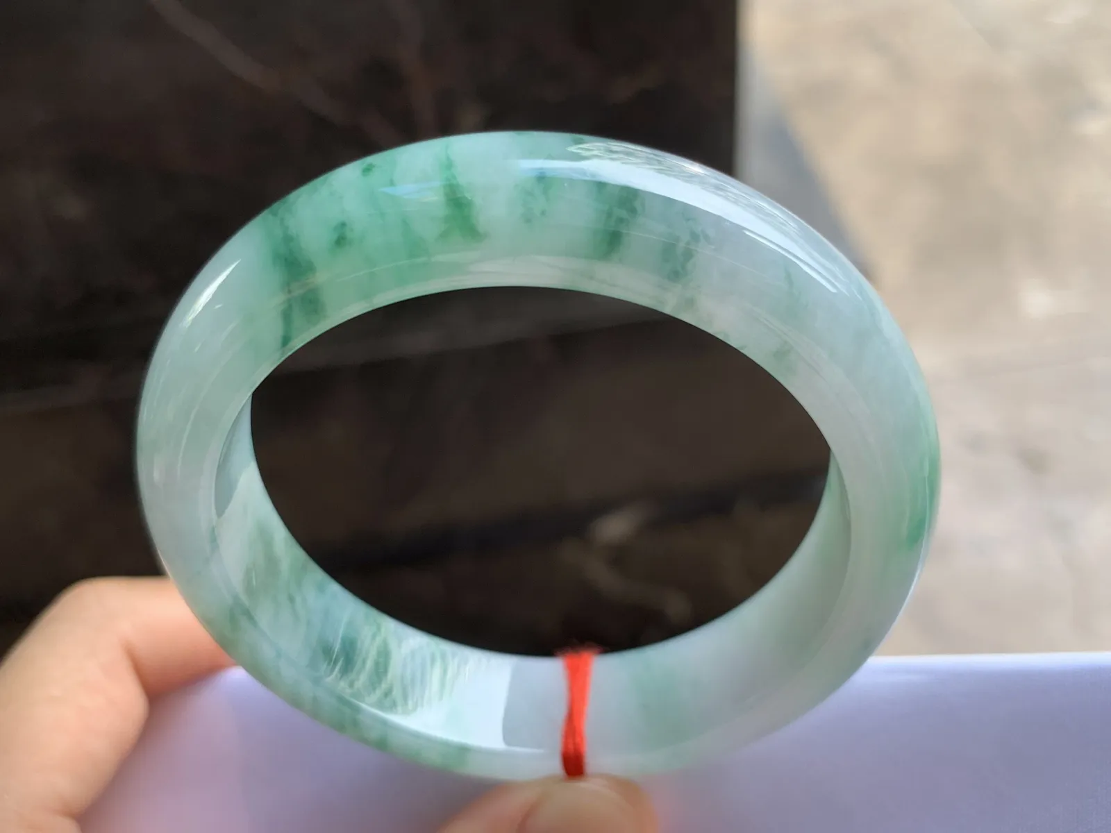 57.5-13.8-8.3mm
糯冰飘花手镯 底子细腻 水润色花