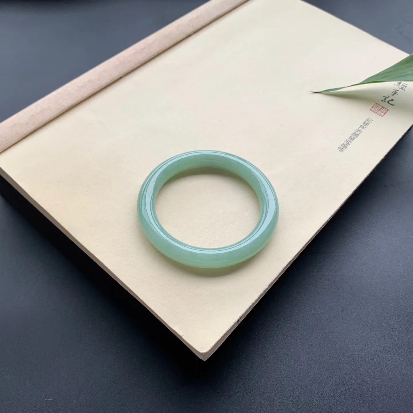 53圈口满色圆条手镯 尺寸：53-9.3-9，无纹裂，细腻光滑，色泽均匀