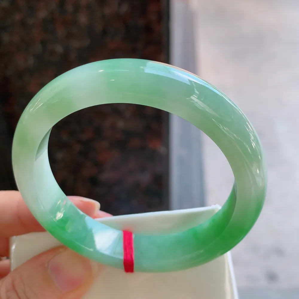 正圈冰糯阳绿 无瑕 尺寸:54.2/12.3/8.1 色好