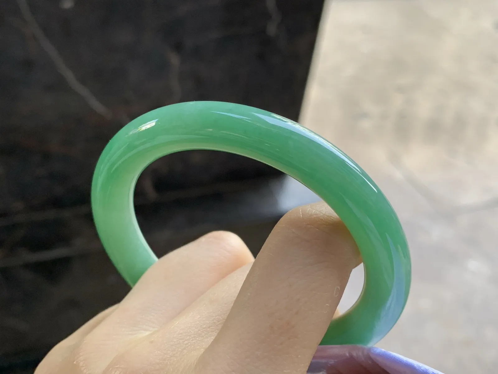 55-10

满色圆条手镯^_^
底子细腻干净～绿色均匀浓郁