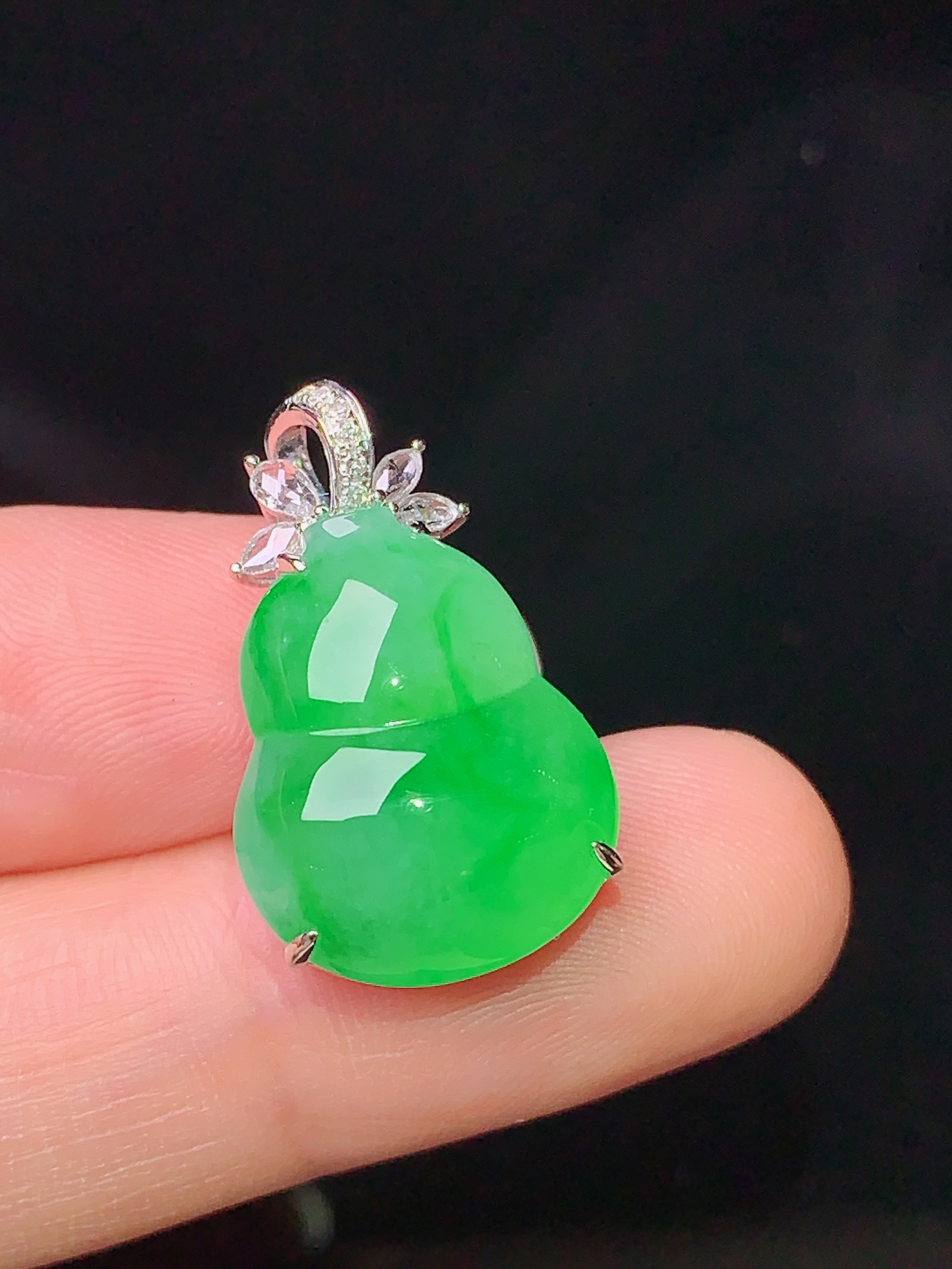 18k金钻镶嵌翠绿葫芦吊坠 玉质细腻 色泽清新艳丽 整体尺寸23.5*14.3*9