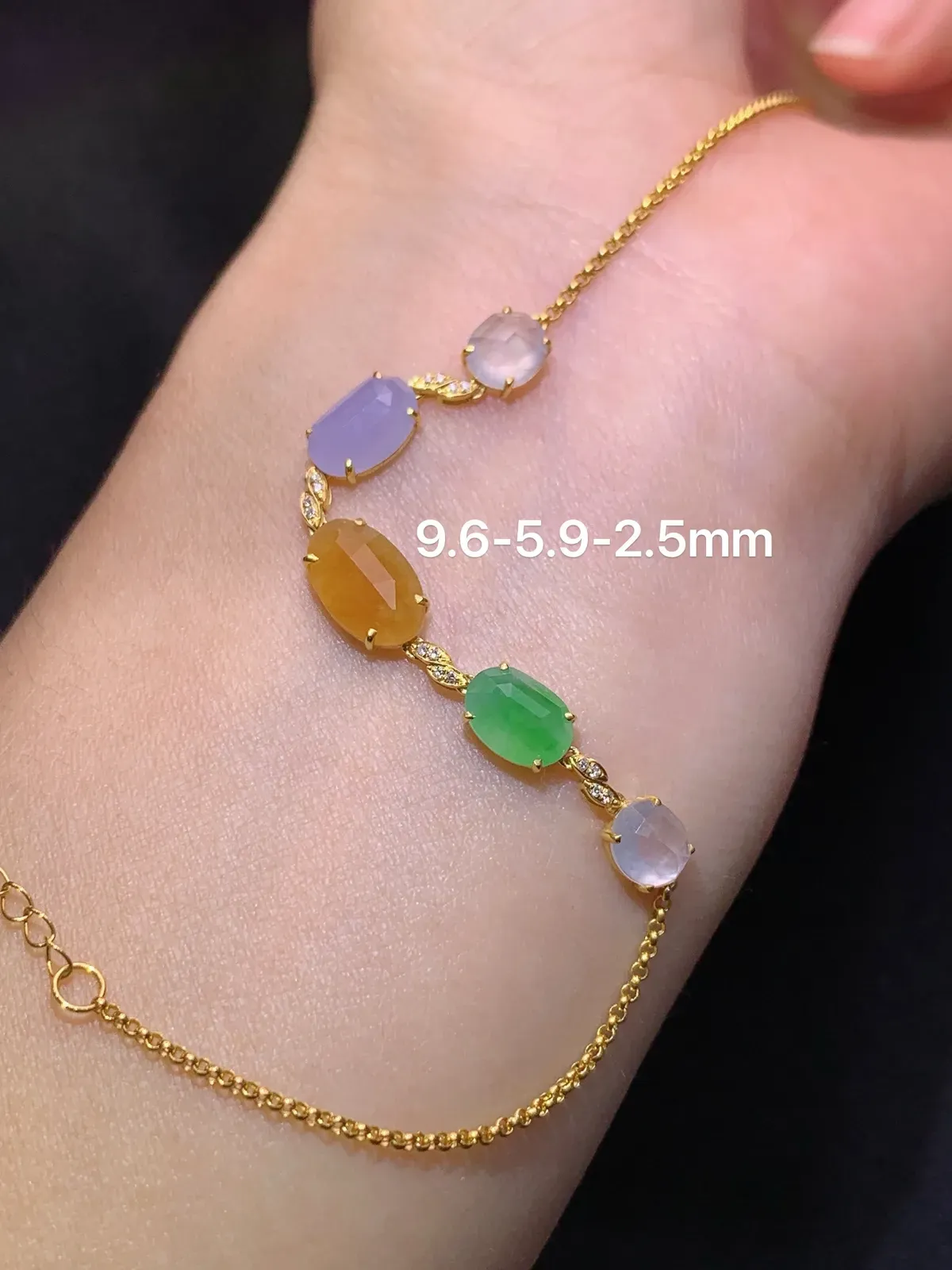 冰种多彩蛋面手链，18k金镶嵌，款式精美，冰润色阳，种水足 尺寸9.6*5.9*2.5