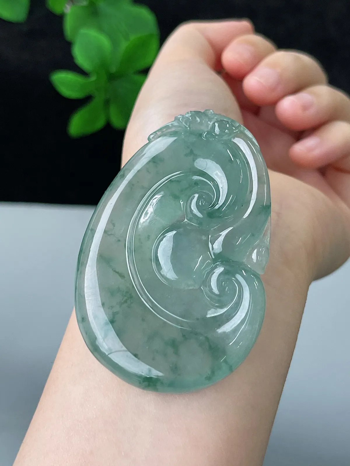 翡翠冰糯种飘花绿色大如意