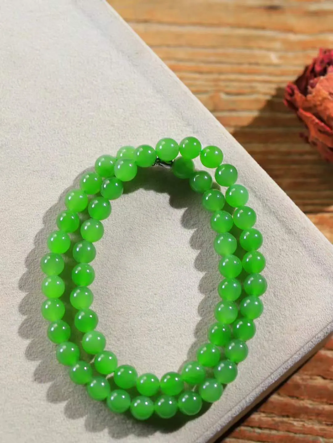 【珠圆玉润.项链】

精品和田玉碧玉珠圆玉润项链 玉质温润细腻  整串打磨圆润，佩戴舒适。珠珠落玉盘