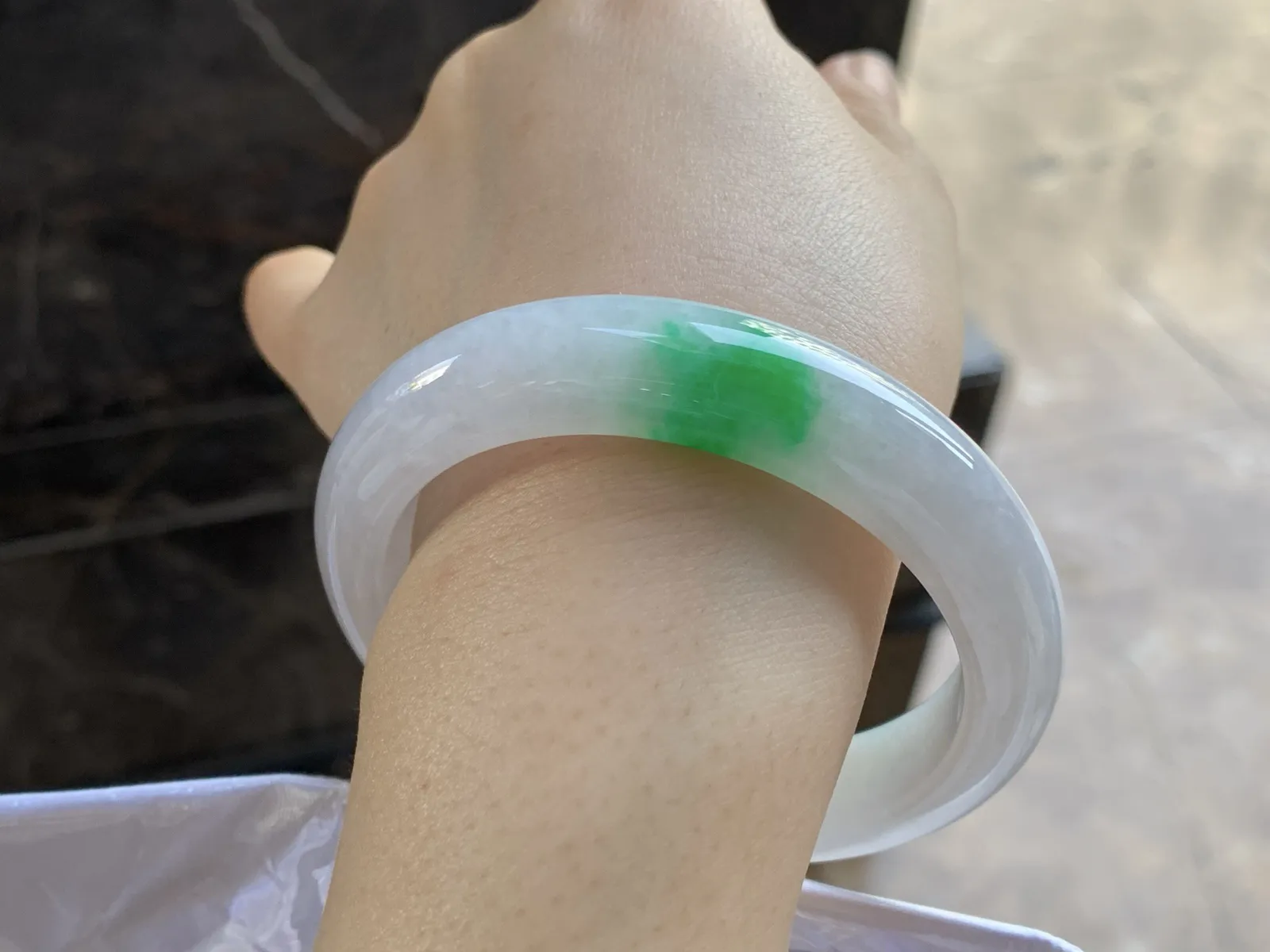 56.5-13-9.4

阳绿色手镯^_^
肉质细腻干净～绿色浓