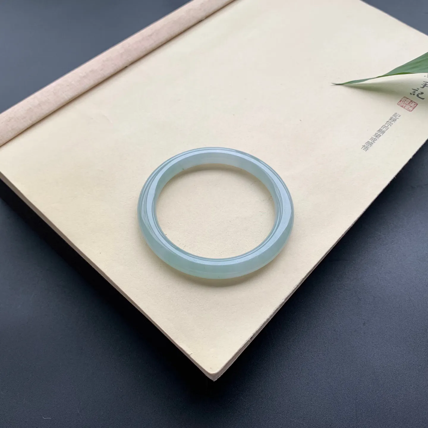 55.6圈口底色圆条手镯 尺寸：55.6-7.5-8.2，无纹裂，细腻光滑，条形饱满