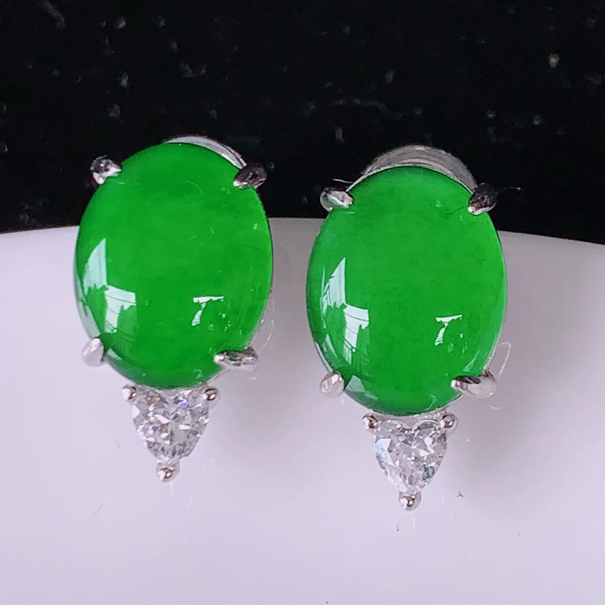秒杀【超低价放漏】冰透满绿翡翠925银镶嵌耳钉，自然光实拍，翠色灵动，颜色漂亮，种老水足，品相佳，佩戴佳品！#97.10整体18*13.5*8裸石10-8