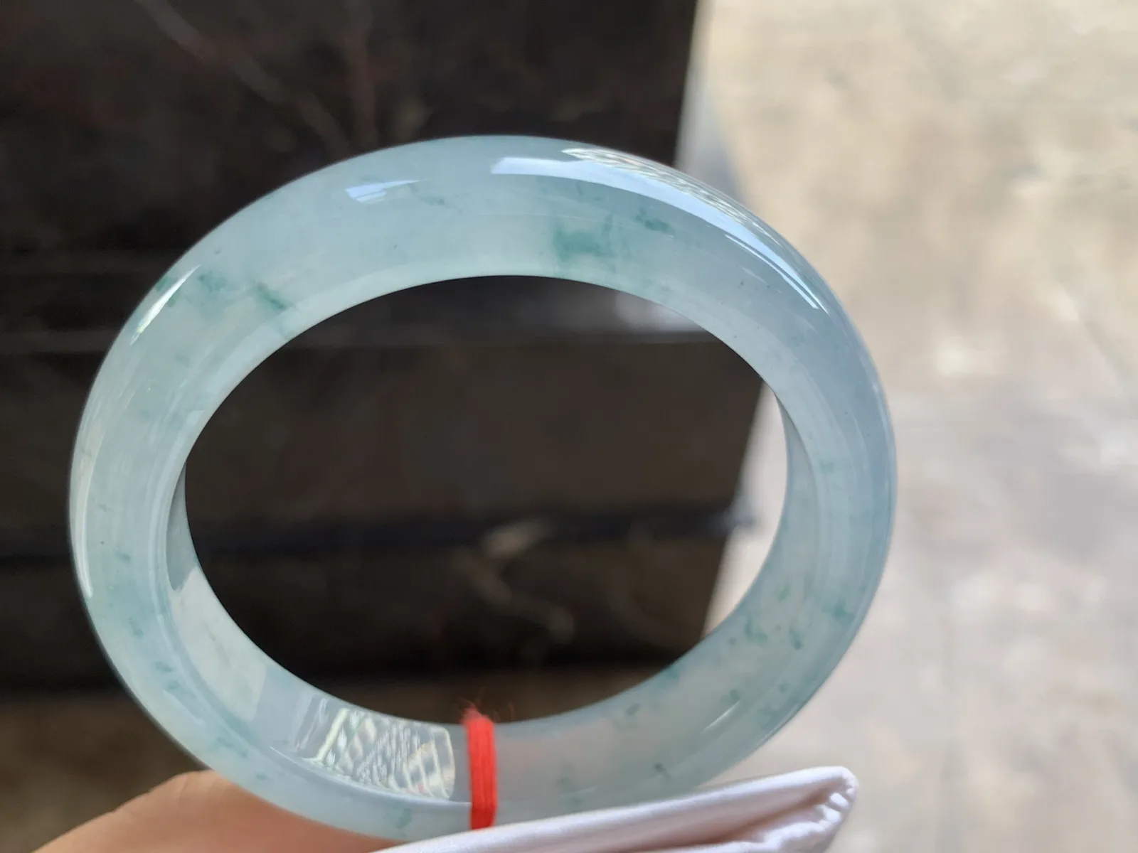 54.5-12.3-8.3mm
冰种飘花手镯 水润光泽 碎花点缀 上手漂亮