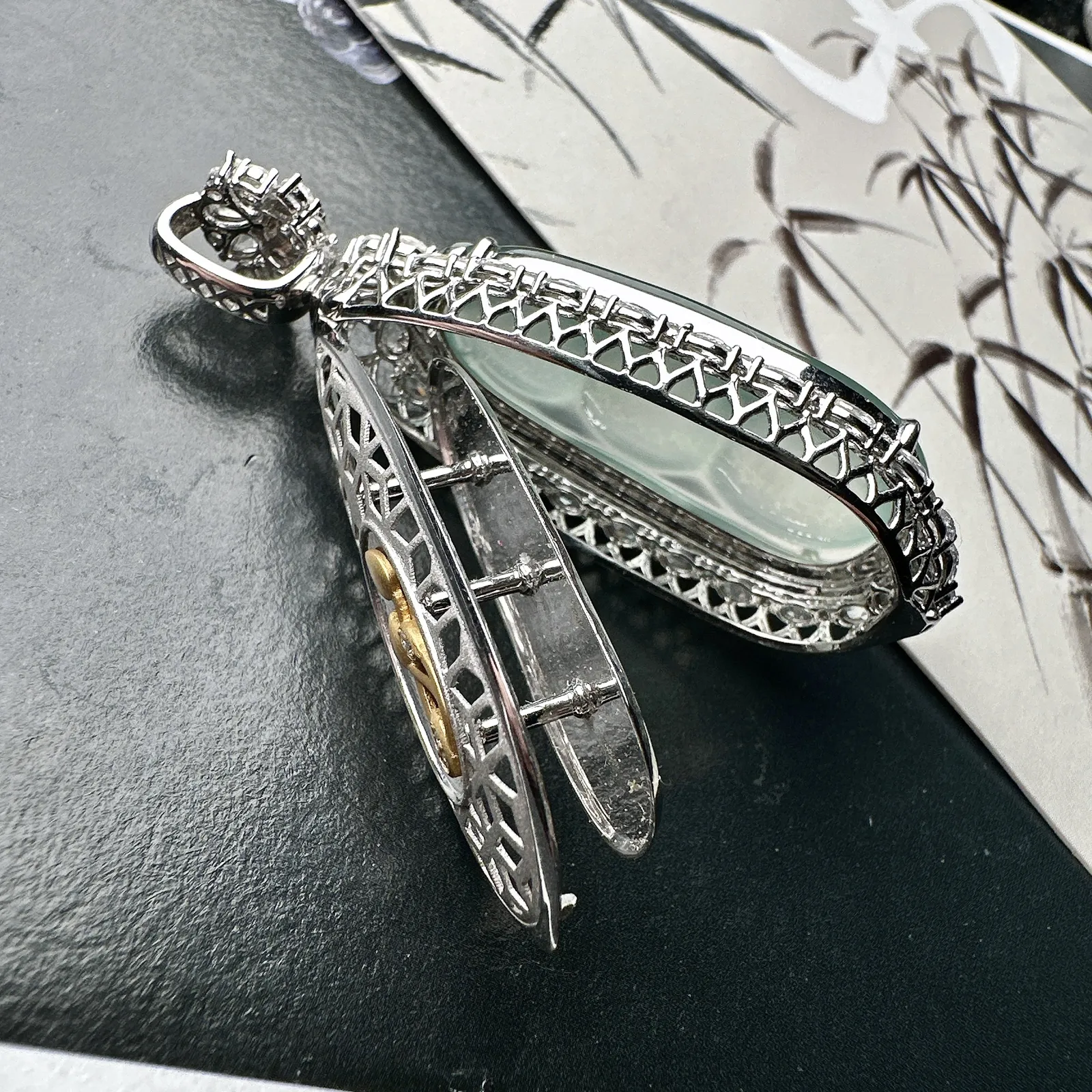 【冰种福豆吊坠】老坑雪花棉，种地上乘，冰感十足，通透起光，饱满圆润，收藏品质，18k金钻镶嵌，裸石尺寸34.7*16*6.3毫米