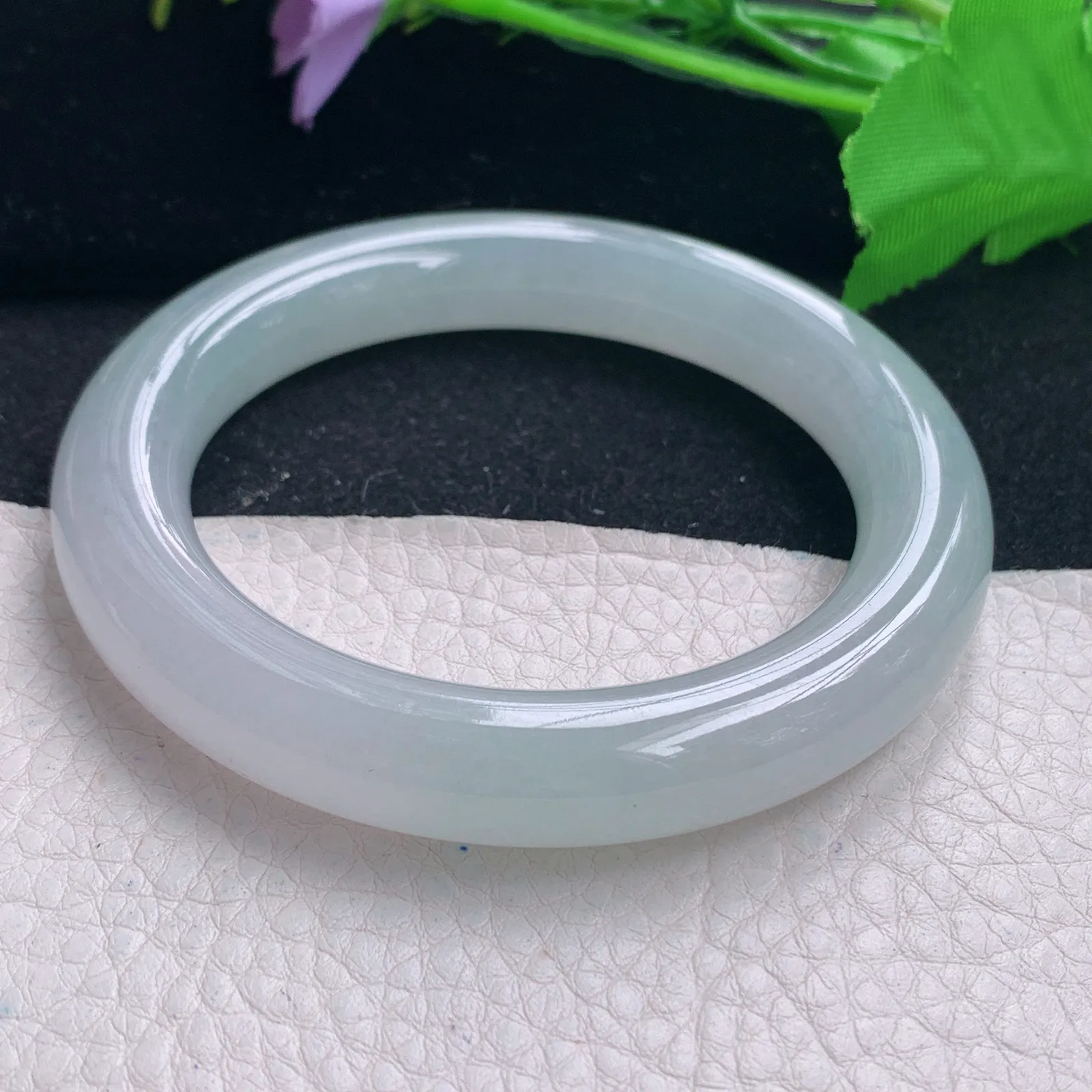 r自然光57*11美人镯 缅甸翡翠a货冰纯浅绿圆条玉手镯 玉手环