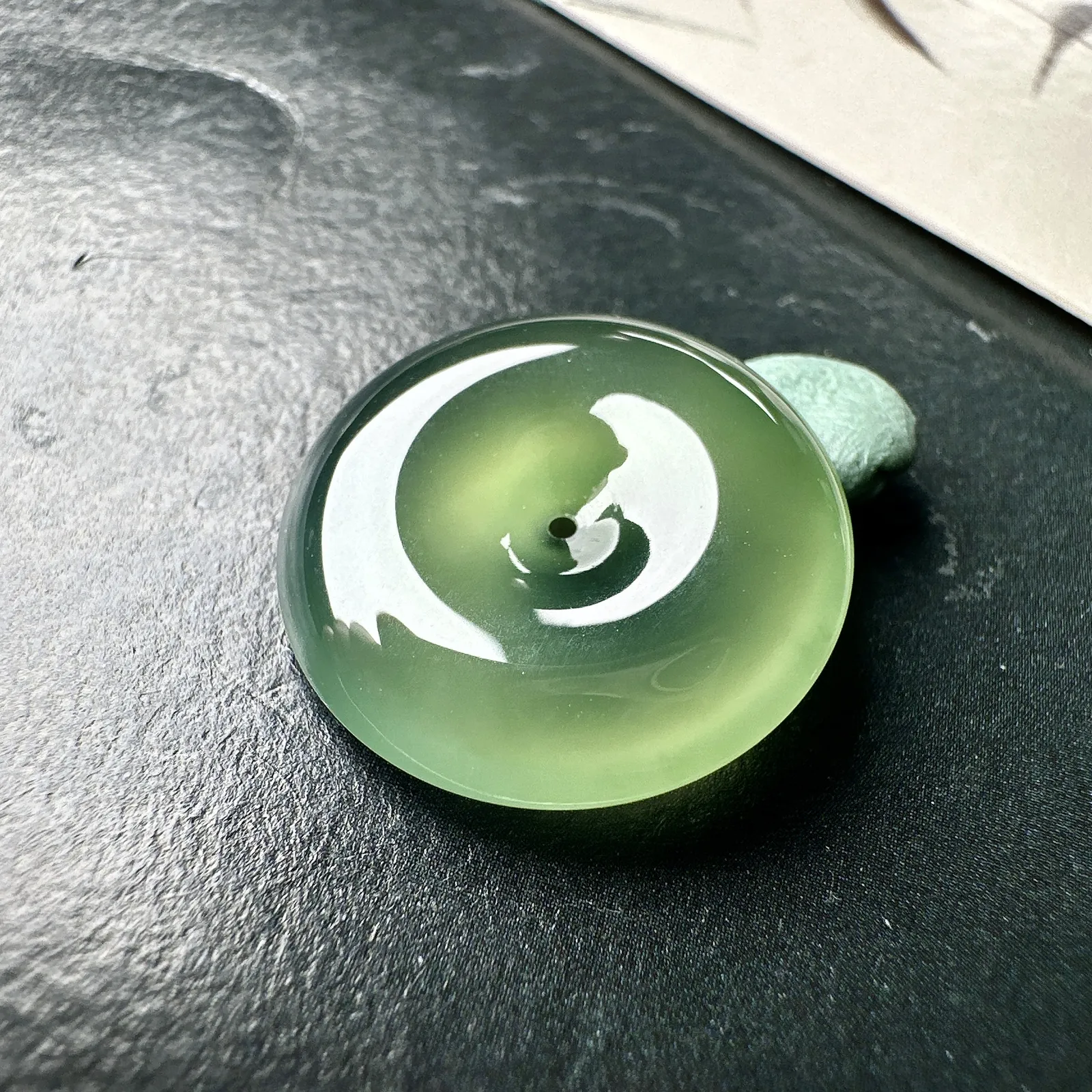 【冰种橄榄绿平安扣】质地细腻，品质很好，冰感十足，胶感明显，收藏品质。