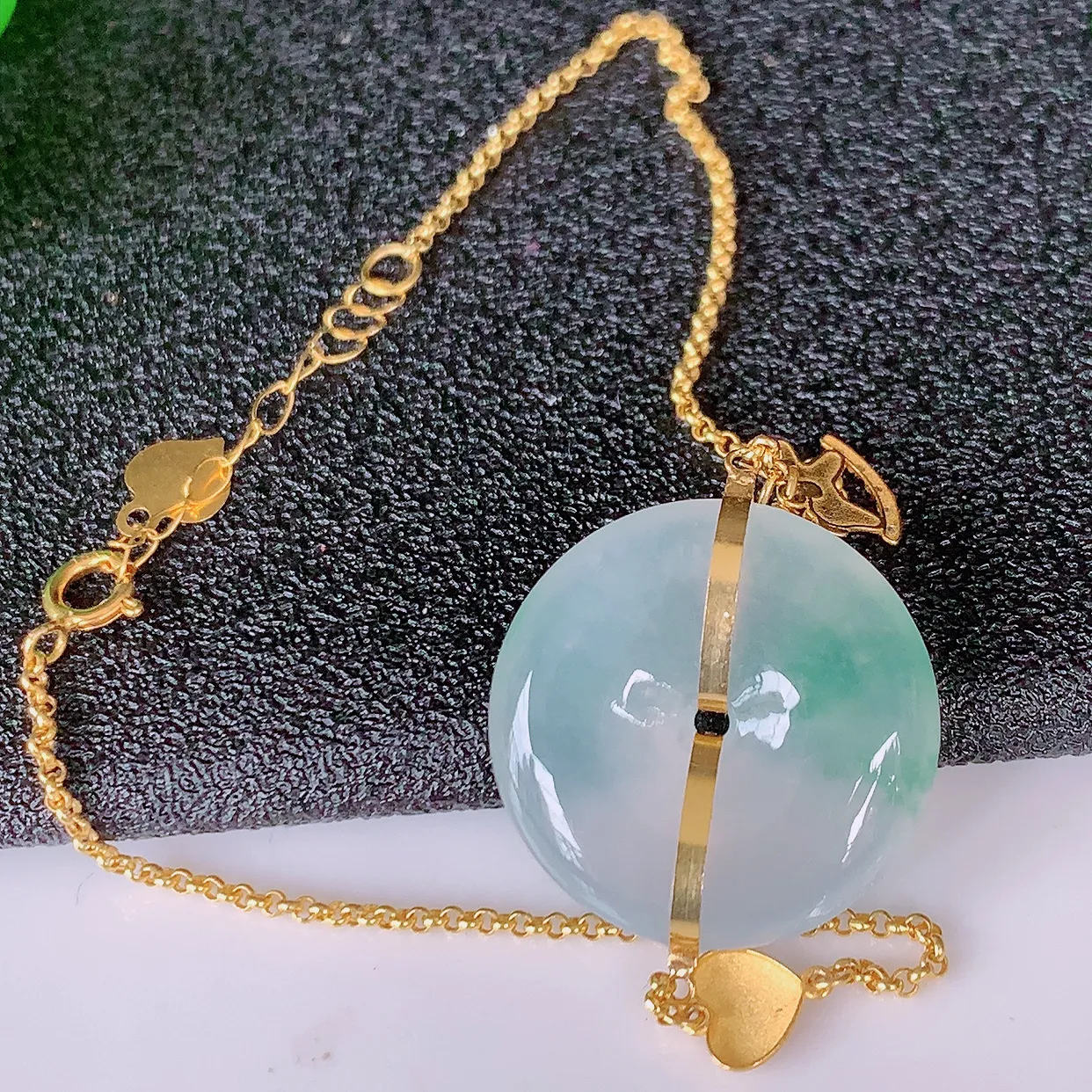 自然光实拍 18k金镶嵌冰种飘花翡翠平安扣手链，沁人心脾，豪华镶嵌而成，手链佩戴效果大气出众，尽显气质。翡翠种水好，胶感足，颜相当漂亮，高性价比，值得入手品鉴！#1.10平安扣尺寸17.*4