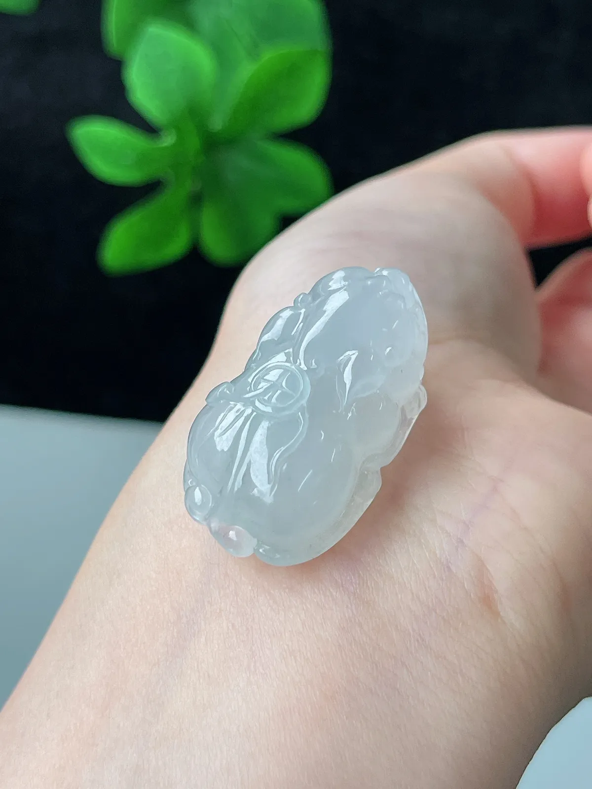 翡翠冰糯种白色貔貅吊坠