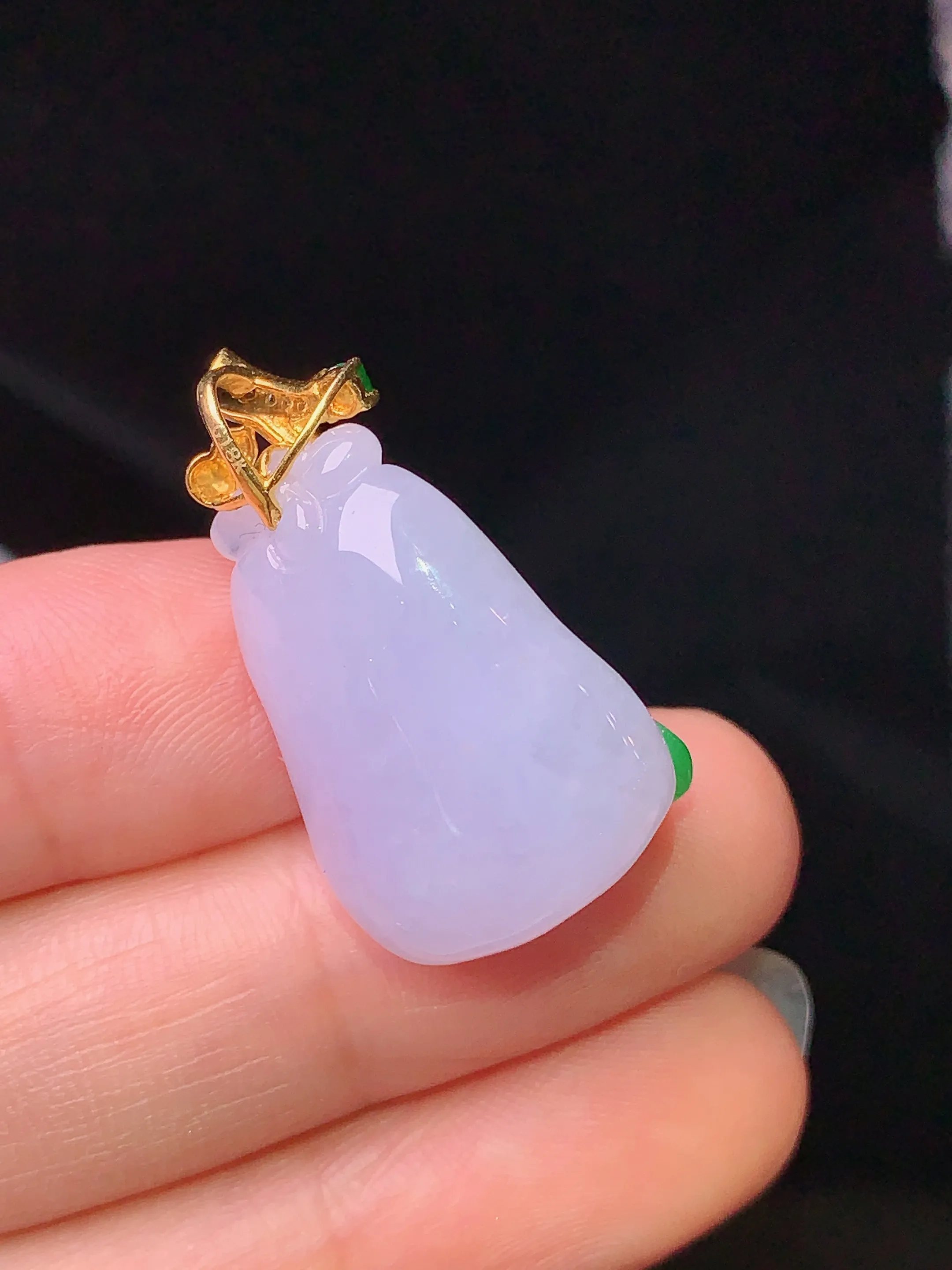 18k金钻镶嵌飘绿福瓜吊坠 玉质细腻 色泽清新艳丽 整体尺寸28.5*15.6*14.3