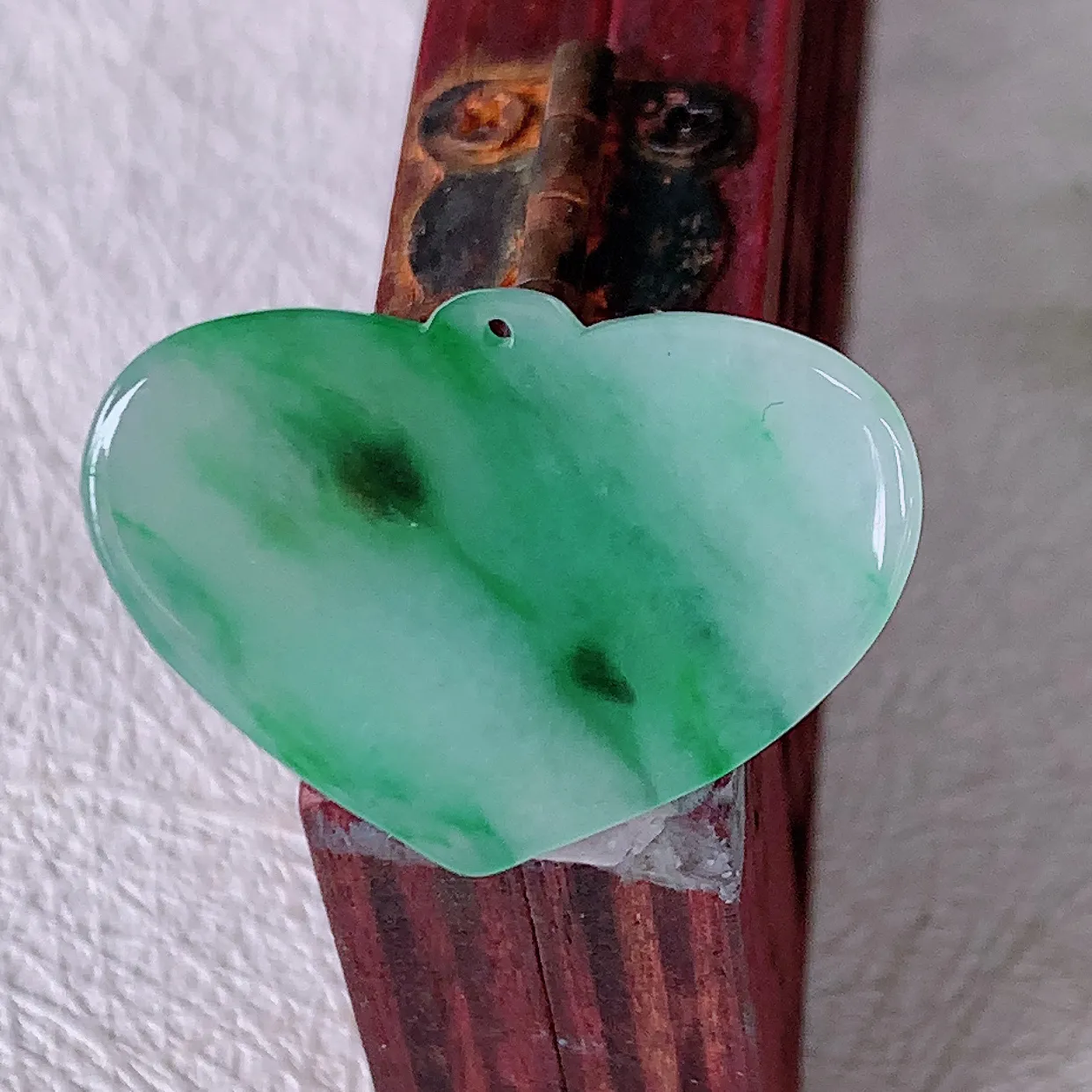 自然光实拍，冰润飘绿翡翠爱心吊坠，种老水足，雕工精湛 ，寓意美好，佩戴时尚出众！#57.10