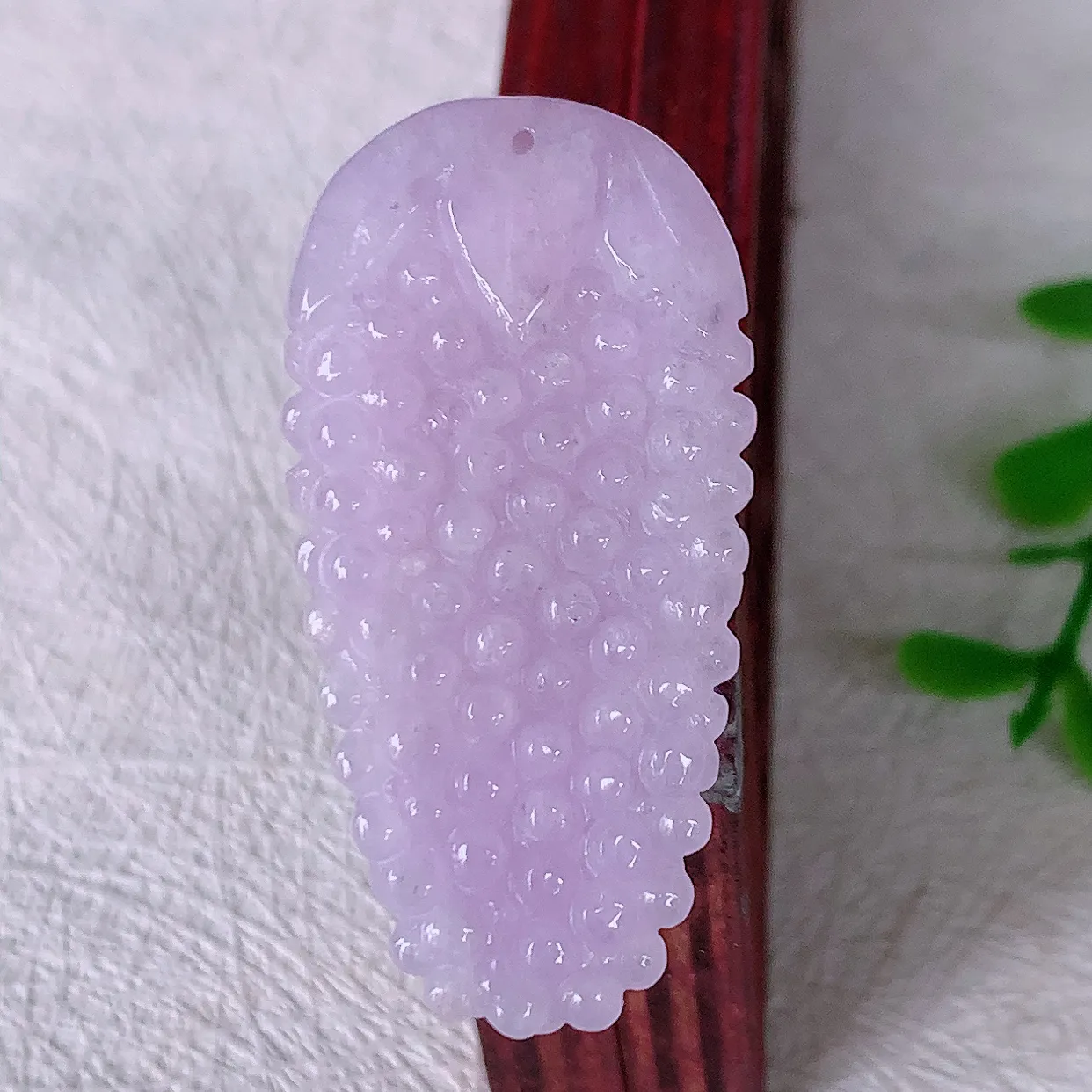 自然光实拍，多子多福葡萄紫罗兰翡翠吊坠，种老水足，雕工精湛 ，寓意美好，佩戴时尚出众！#57.10