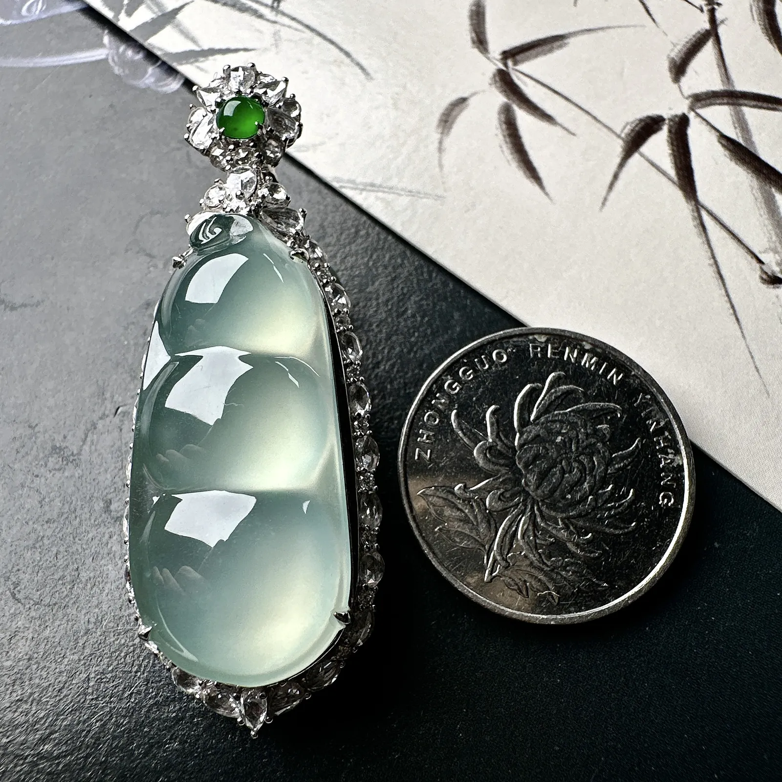 【冰种福豆吊坠】老坑雪花棉，种地上乘，冰感十足，通透起光，饱满圆润，收藏品质，18k金钻镶嵌，裸石尺寸34.7*16*6.3毫米