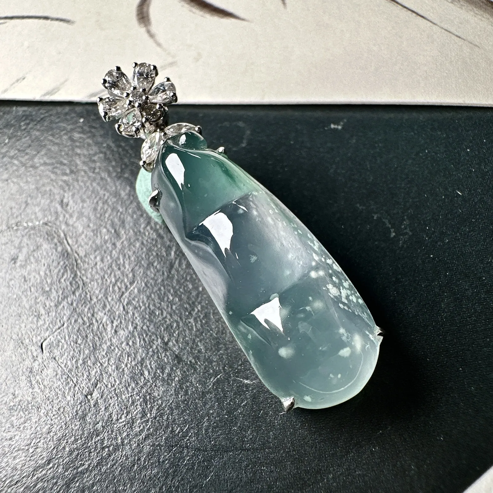 【冰种飘花福豆吊坠】老坑雪花棉，种地上乘，冰感十足，通透起光，饱满圆润，收藏品质，18k金钻镶嵌，裸石尺寸27.5*11.3*6.3毫米