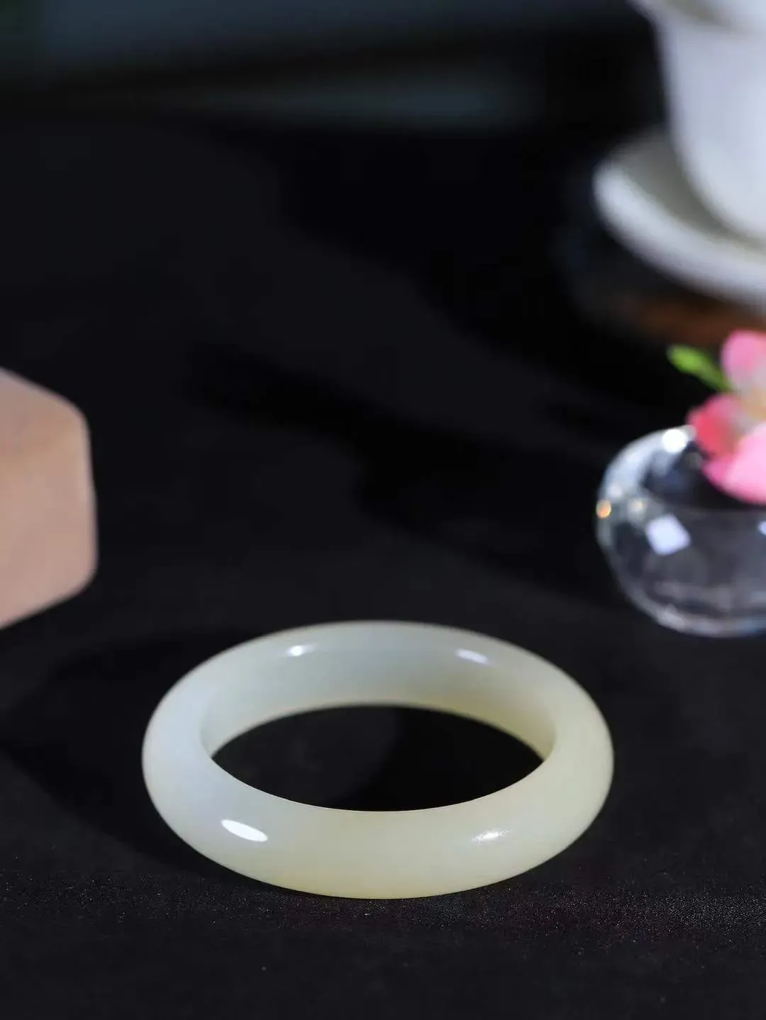 [温润如玉.手镯]

精品和田玉蜂蜜水手镯。玉质温润细腻 油性十足 手感舒适，高华雅逸，线条流畅，