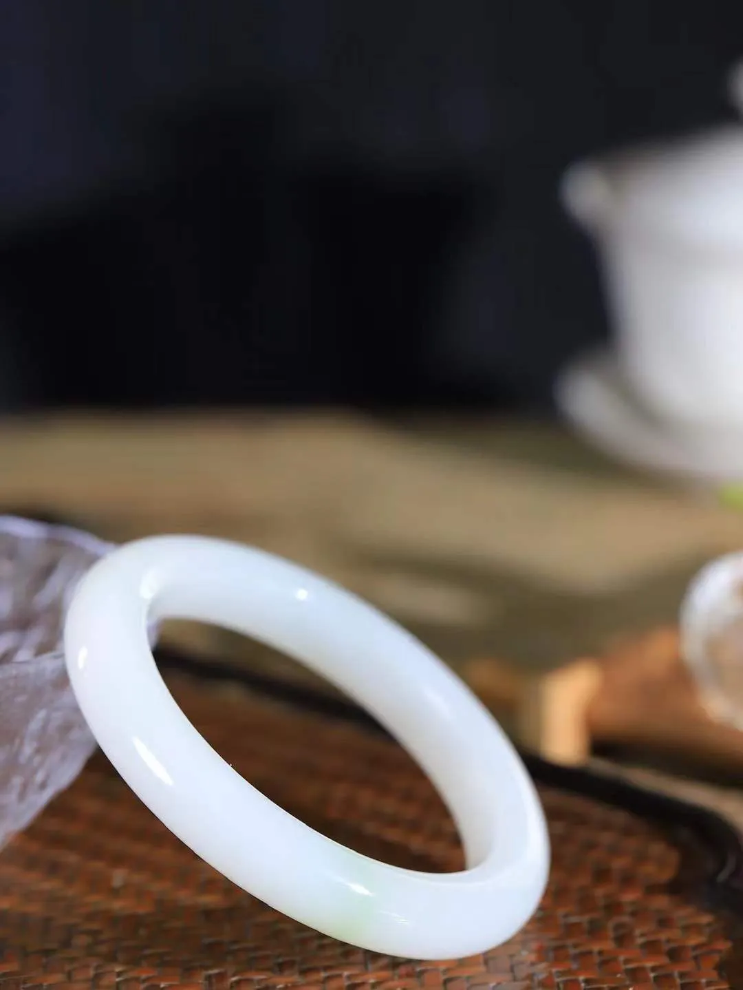 （柔情似水.手镯）

收藏级臻品和田玉白玉飘翠手镯，玉质温润细腻，镯型饱满圆润，优雅知性，姽婳于幽静兮，又婆娑乎人间，经典款型，古朴典雅。极具灵性，腕间风情，风姿卓越。 
重53克   尺寸55.5-11.2-9.7mm    FDL-361101026