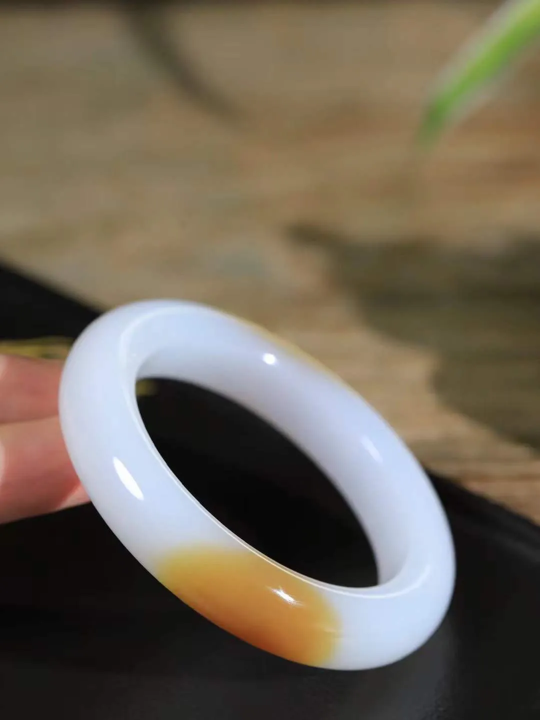 【婉约佳人.手镯】

典藏级臻品️和田玉糖白玉手镯 玉质温润细腻 油性十足 手感舒适，高华雅逸，线条流畅，简约大气，美自天成，素雅高贵。佩戴于腕间，婉约之美，举手投足间透出那份低调奢华。重75.5克 内径55mm  尺寸13.7-10.8mm   FDA-691101031