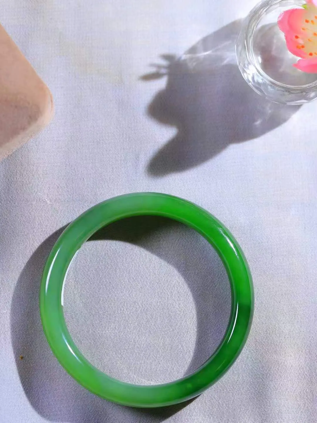 【温润如心.镯】

收藏级️和田玉碧玉手镯，精选上等碧玉料，色泽清透，质地细腻。佩戴它，感受千年玉文化的温润与优雅，愿它为您带来平安与幸福。重48.8克  尺寸58-11.8-7.8mm  101101011A