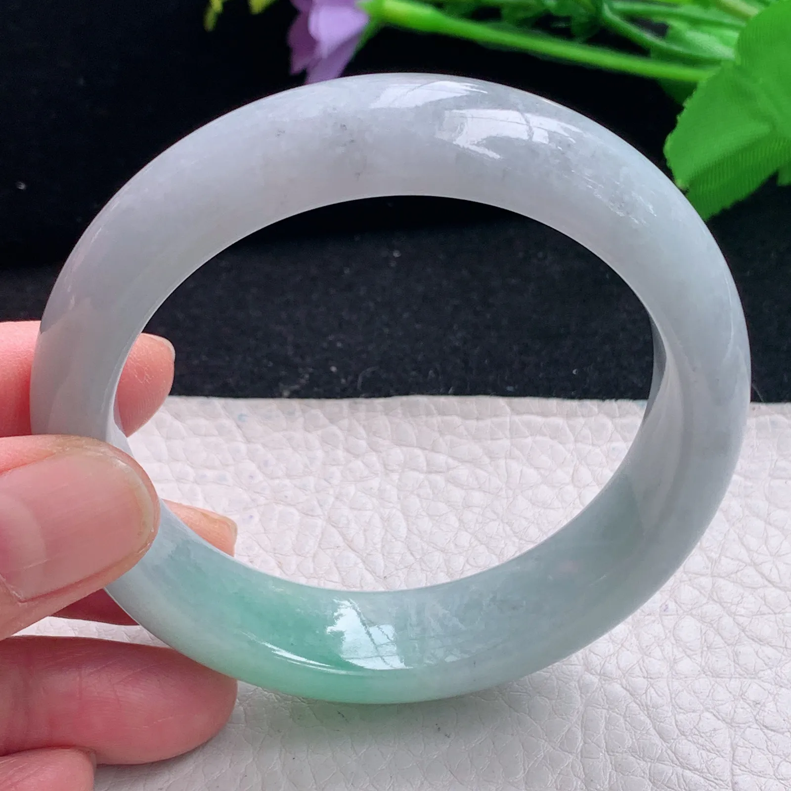 js自然光57.5*15.5*8.8轮胎镯 缅甸翡翠a货飘绿宽边玉手镯 玉手环