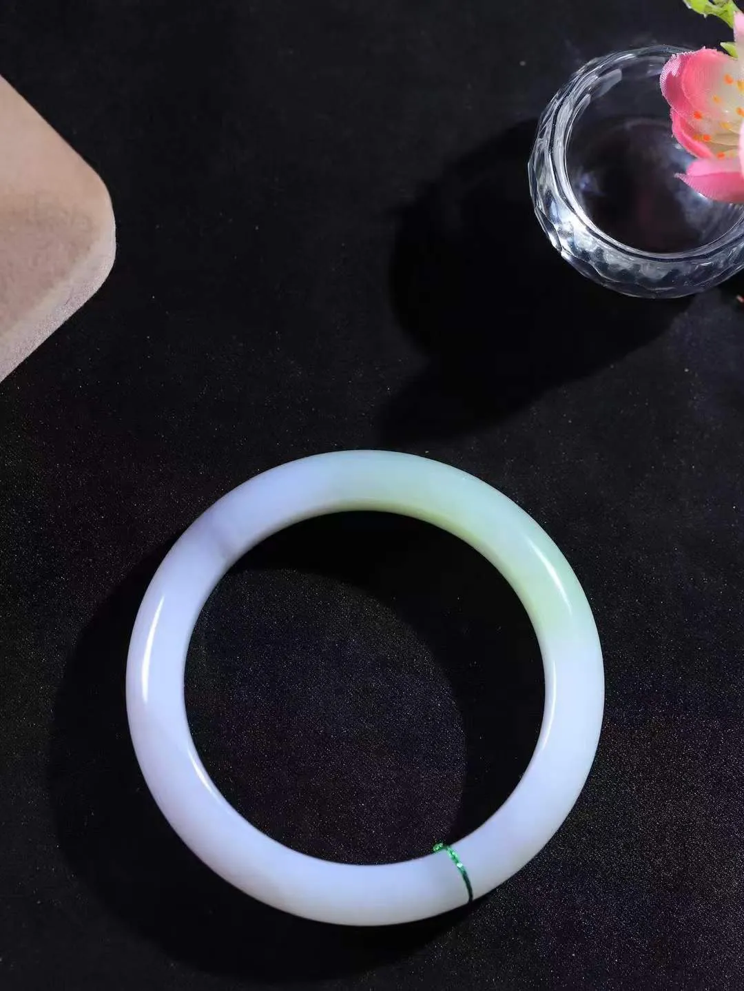 【婉约佳人.手镯】

精品️和田玉三色手镯 玉质温润细腻 油性十足 手感舒适，高华雅逸，线条流畅，简约大气，美自天成，素雅高贵。佩戴于腕间，婉约之美，举手投足间透出那份低调奢华。重51.8克 内径54mm  尺寸12.3-8.5mm   FDA-691101031