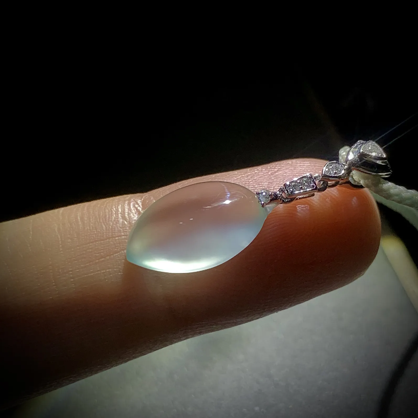 高品质玻璃种福瓜，
29.5-裸石16-9.2-5mm，
18K金，南非钻