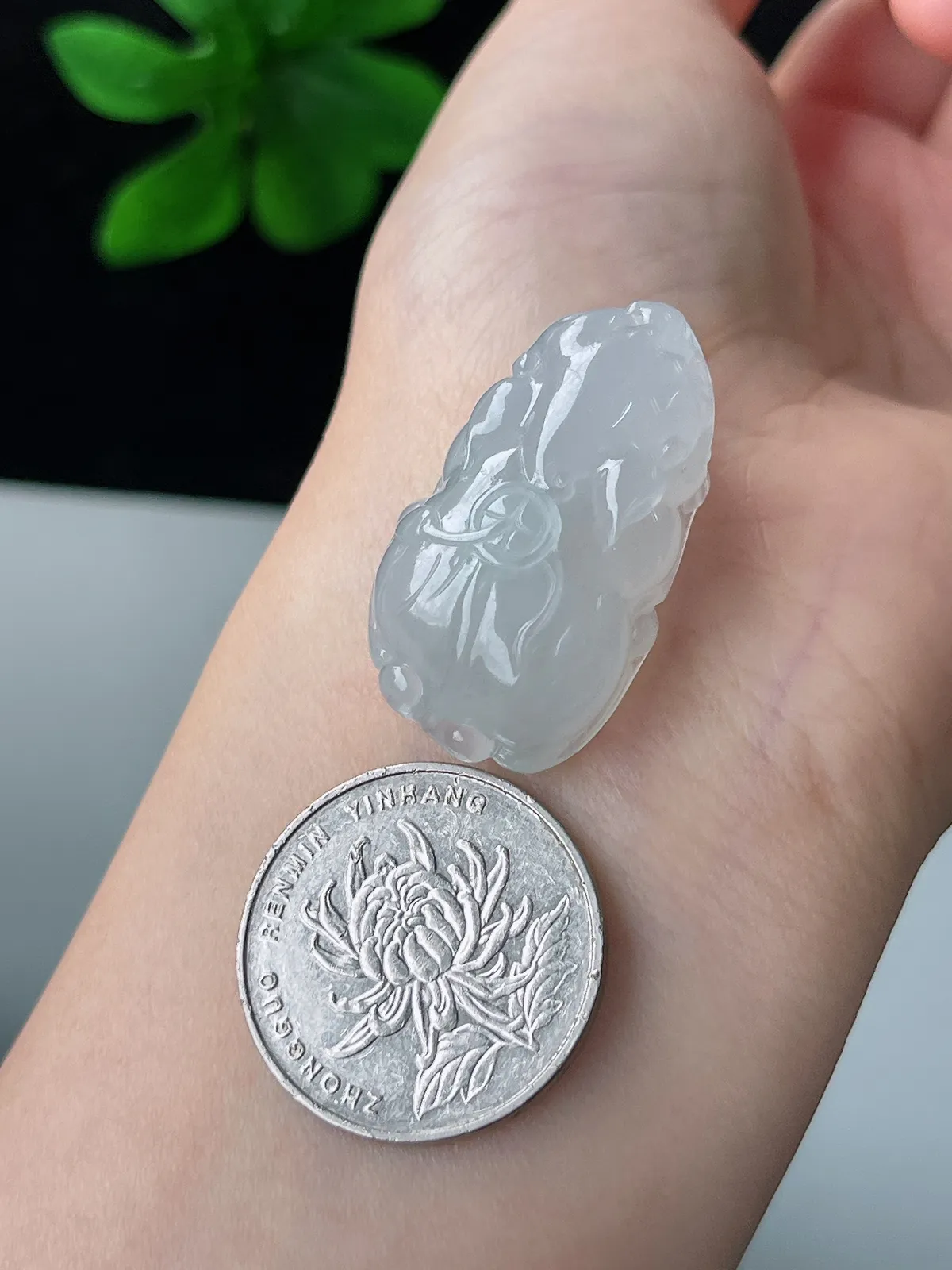 翡翠冰糯种白色貔貅吊坠