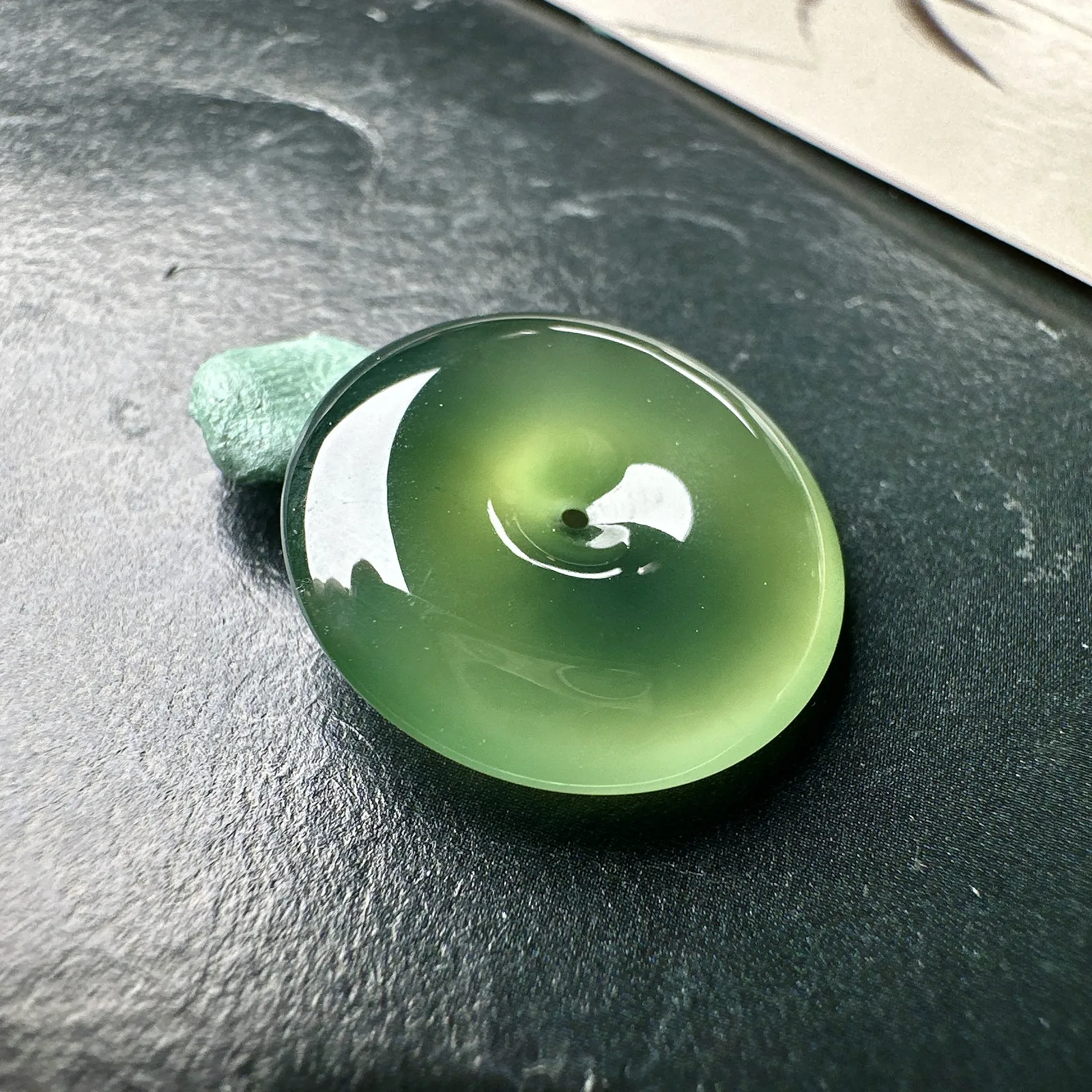 【冰种橄榄绿平安扣】质地细腻，品质很好，冰感十足，胶感明显，收藏品质。