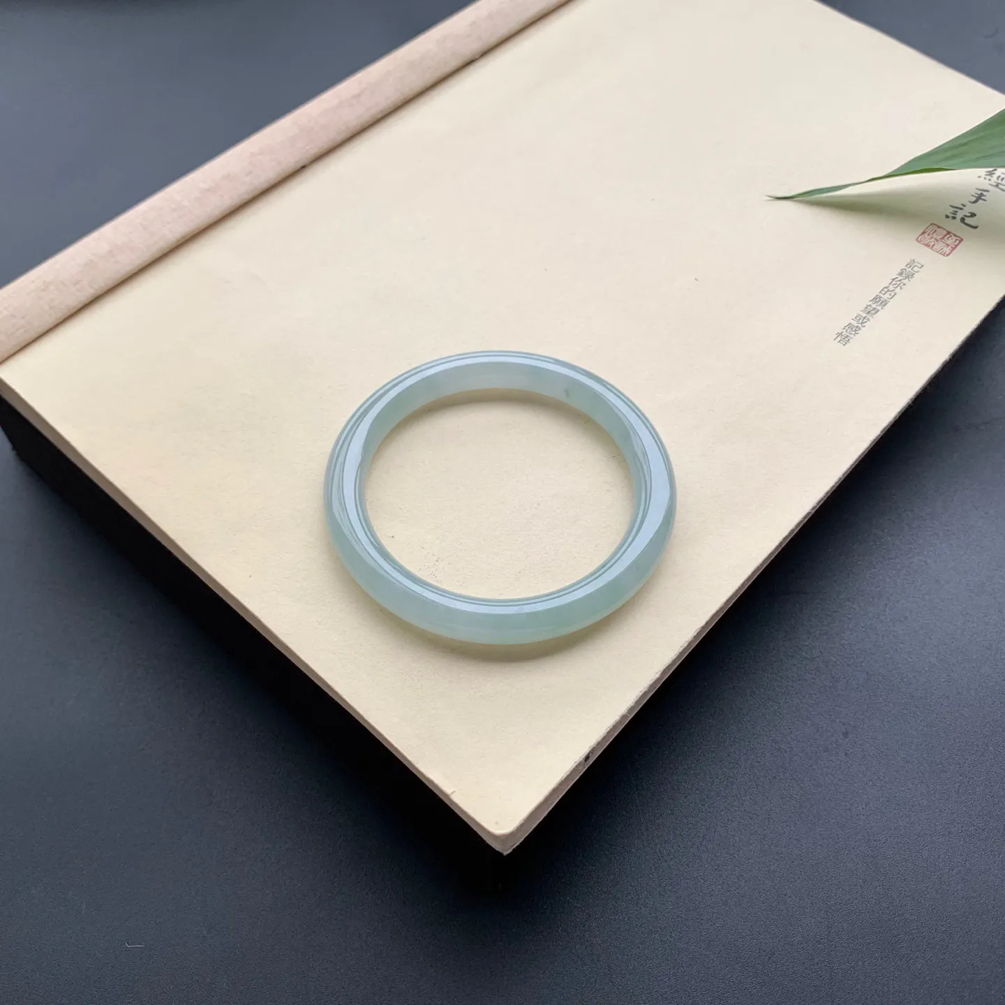 55.6圈口底色圆条手镯 尺寸：55.6-7.5-8.2，无纹裂，细腻光滑，条形饱满