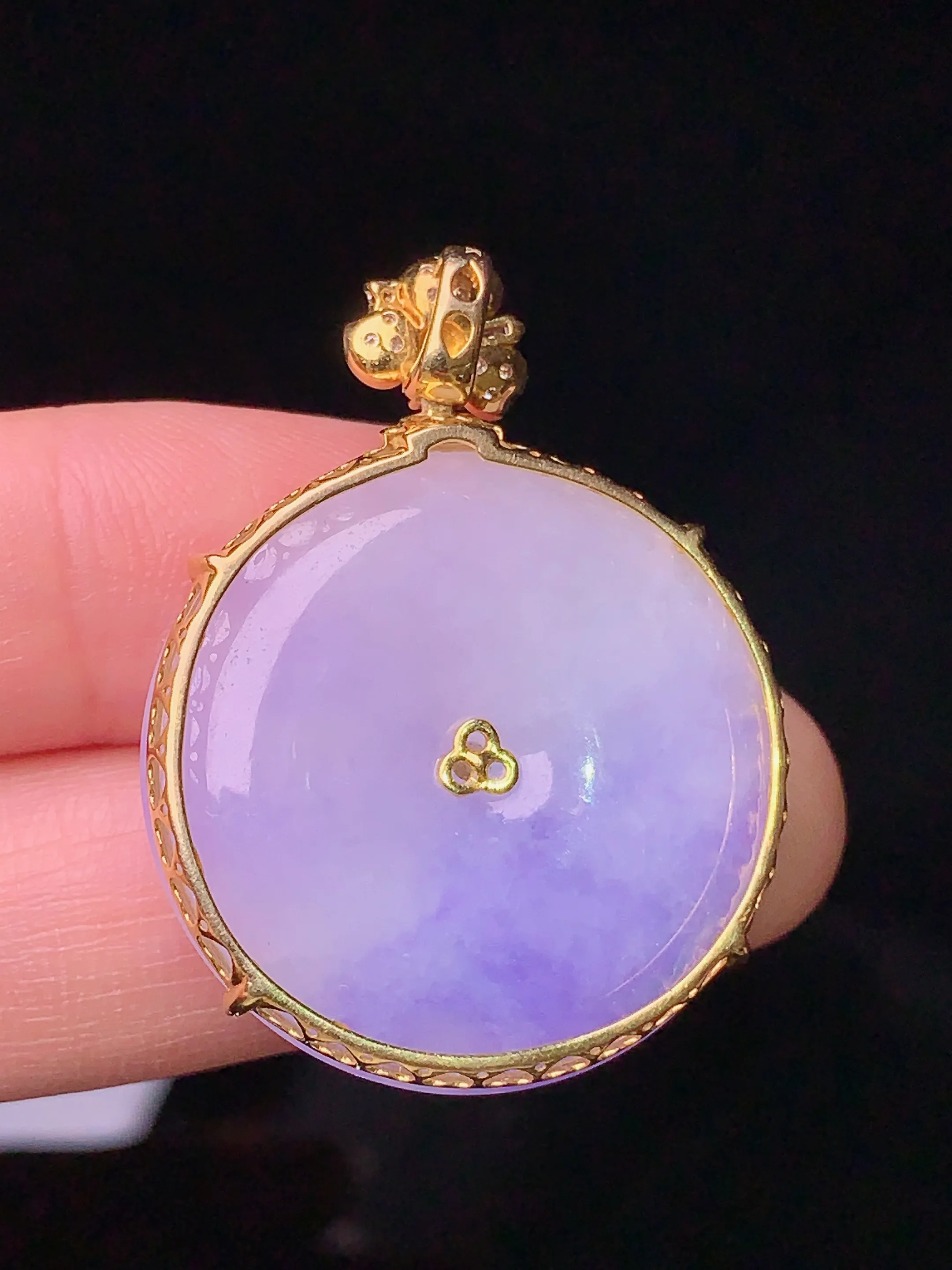 18k金钻镶嵌紫罗兰平安扣吊坠 玉质细腻 色泽清新艳丽 整体尺寸35.3*26.5*5.8