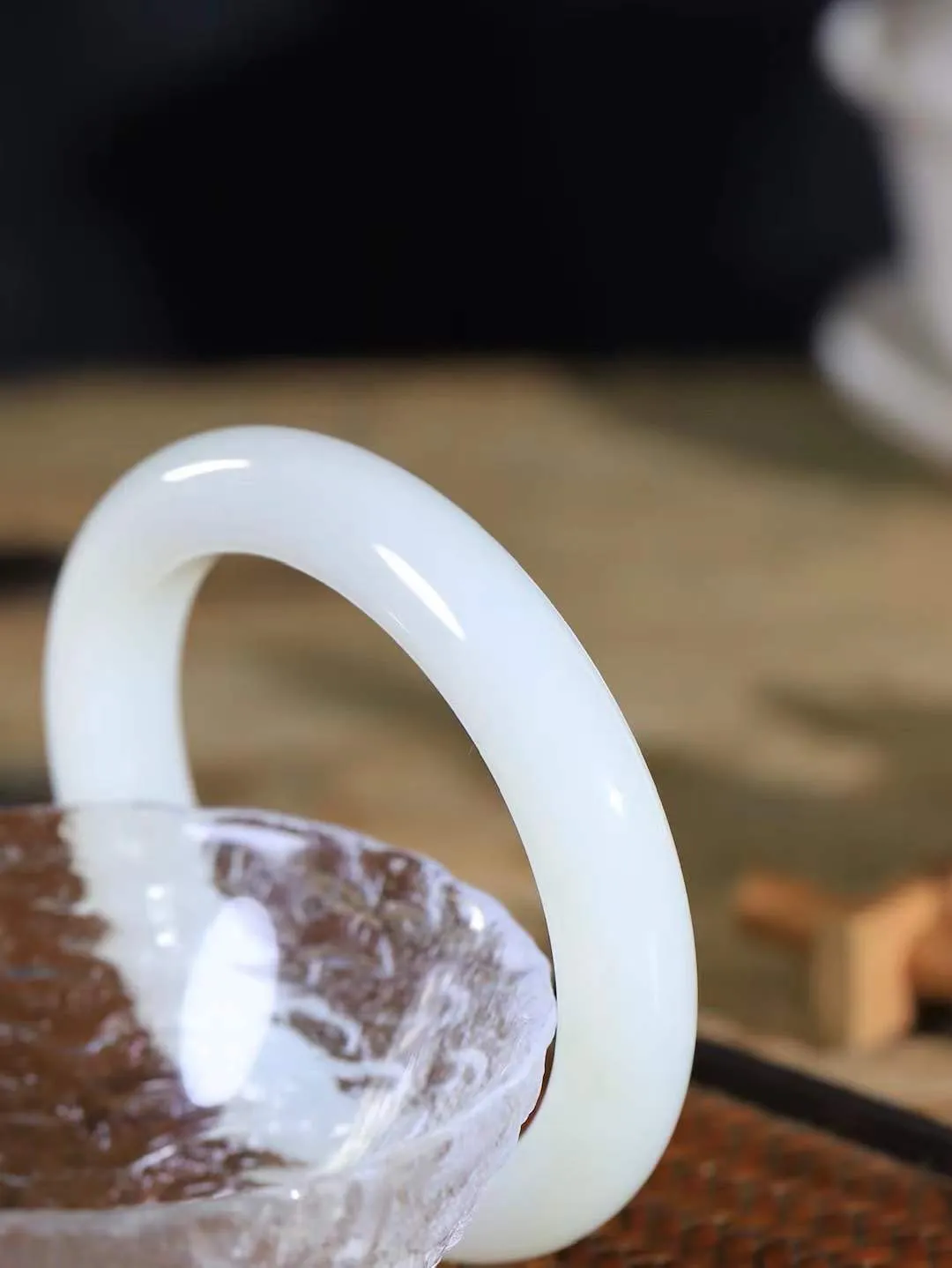 （温柔雅致.手镯）

收藏级臻品️和田玉白玉手镯。镯型饱满，温润细腻，脂润沁香。️执一卷书，沏一盏茶，着一袭裙，戴一只镯。淡淡浅笺，素心若兰，静赏玉中诗画。悠悠岁月，芊手轻摘，盛满诗样芳华。重66.5克   尺寸58.5-12.2-10.4mm    FDL-661101033