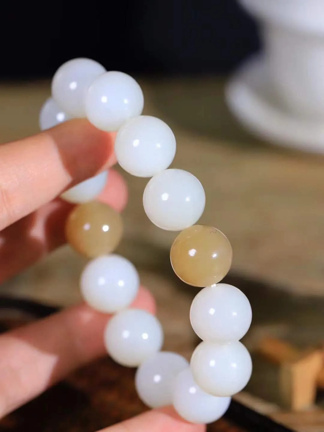 【珠圆玉润.手串】

精品和田玉糖白玉珠圆玉润手串 玉质温润细腻  整串打磨圆润，佩戴舒适。珠珠落玉盘，间关莺语花底滑，一生美好时光，无论身在何处，都有它相伴相守。事事顺遂，幸福美满，吉祥如意。重74.3克   尺寸取一15.1mm   FDL-69117400