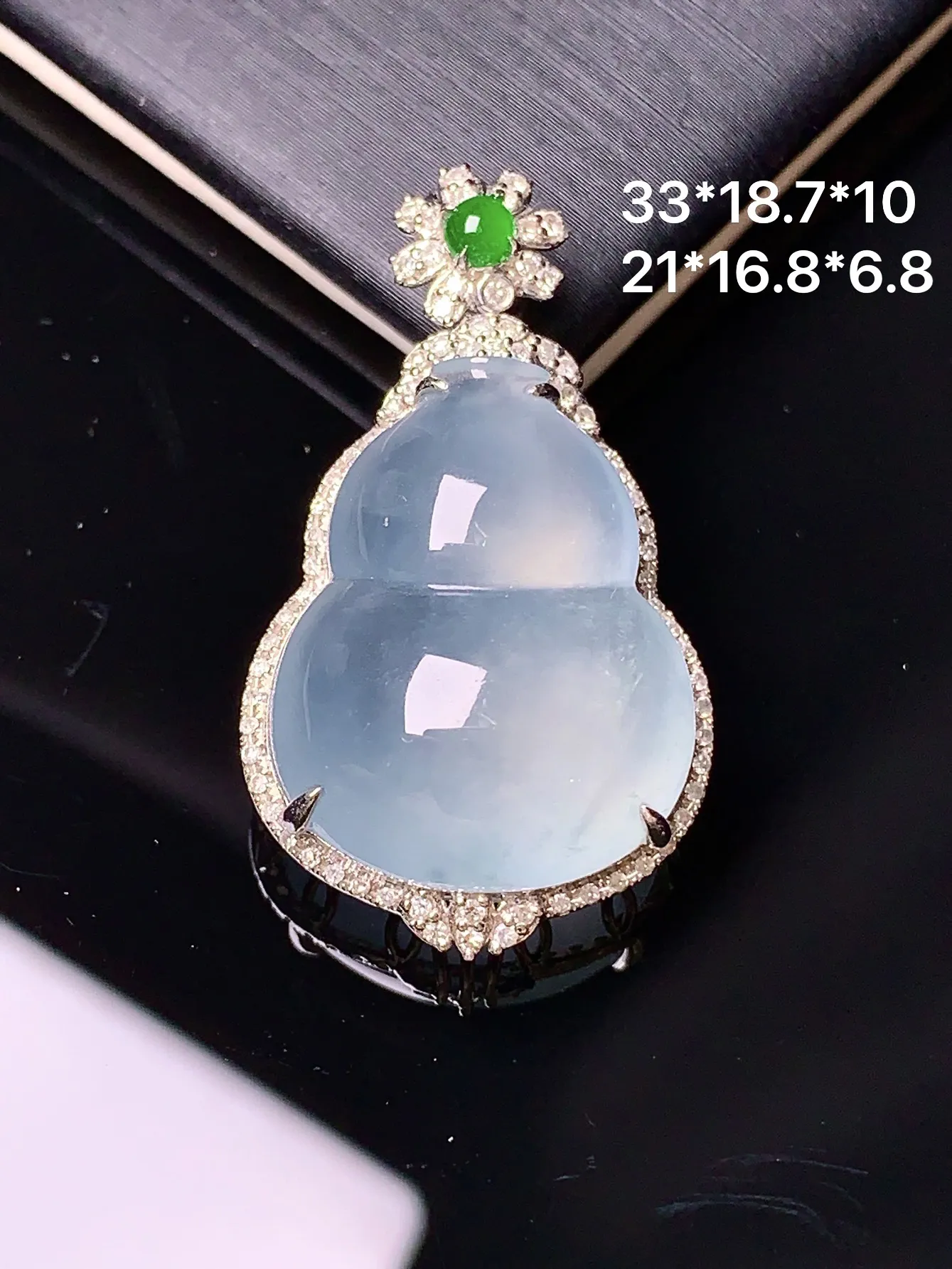 18k金钻镶嵌冰种葫芦吊坠 玉质细腻 色泽清新艳丽 整体尺寸33*18.7*10