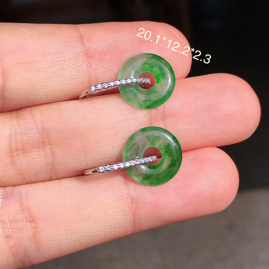 阳绿平安扣耳钉，色泽均匀艳丽，玉质细腻，荧光感超
强，饱满圆润，尽显优雅气质，18k
金豪华镶嵌